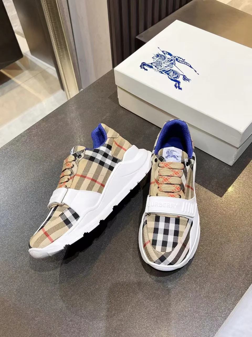 Кроссовки Женские Burberry 694286