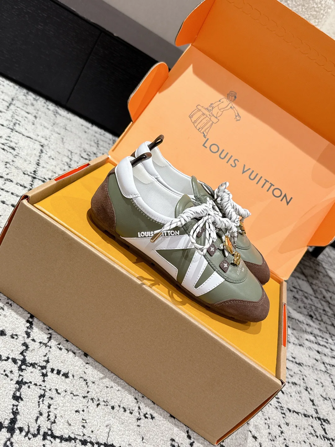 Кроссовки Женские Louis Vuitton 18409717