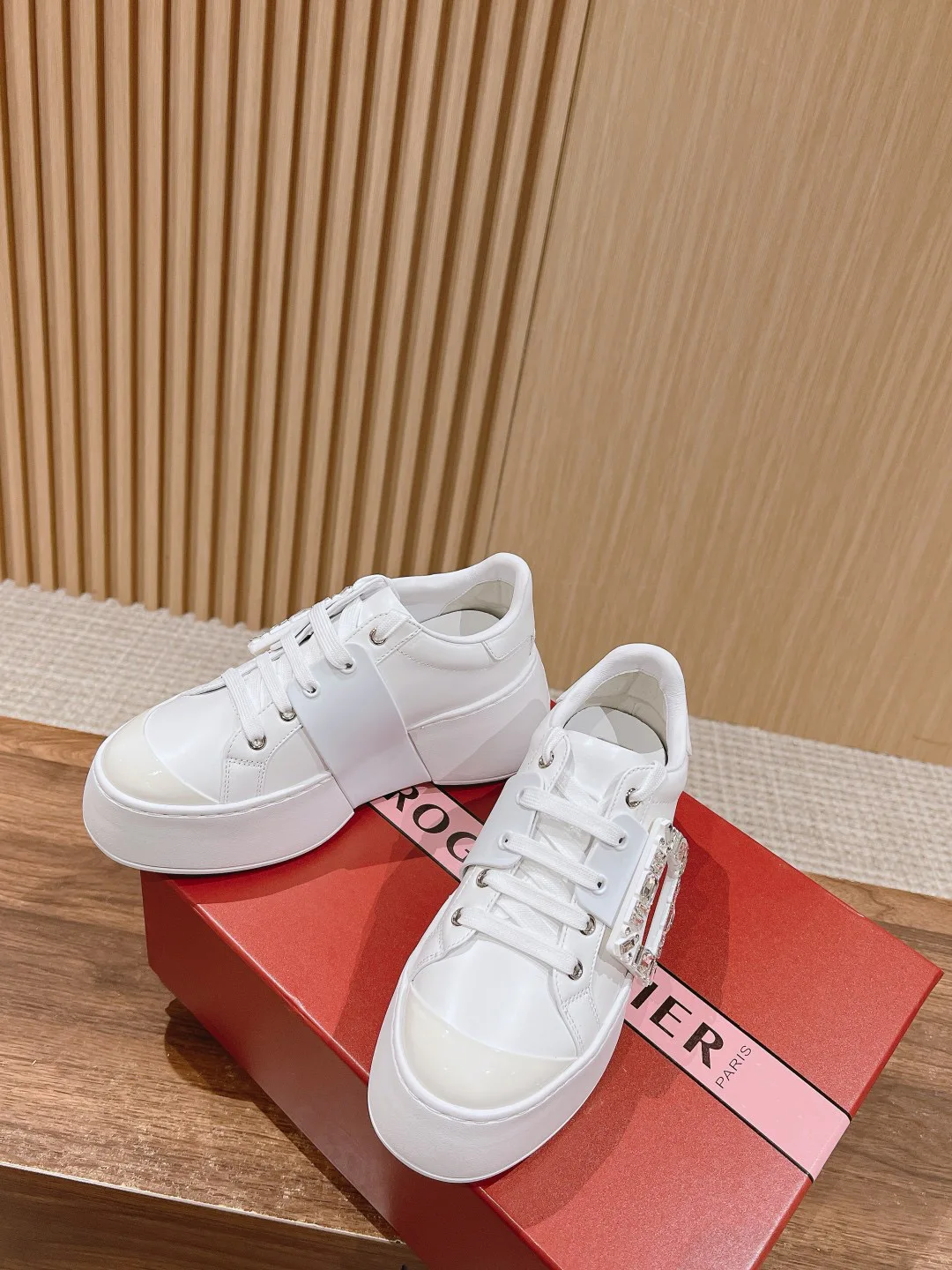 Кроссовки Женские Roger Vivier 18676632