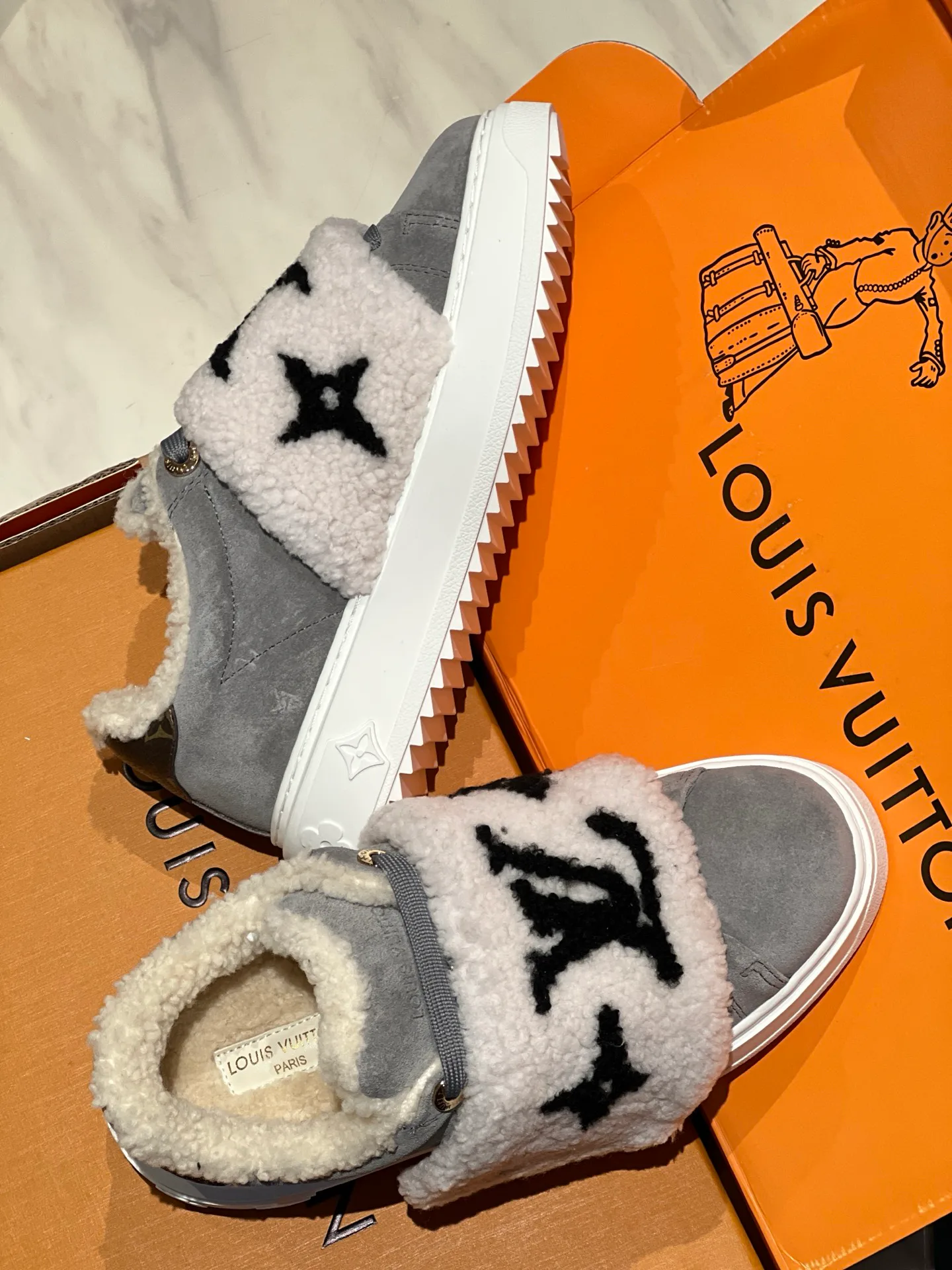 Кроссовки Женские Louis Vuitton 18998309