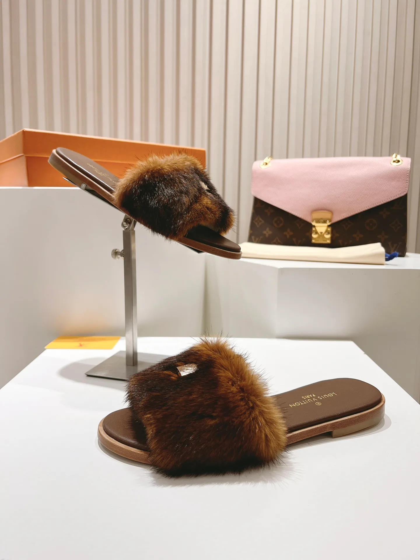 Шлепанцы Женские Louis Vuitton 11190728
