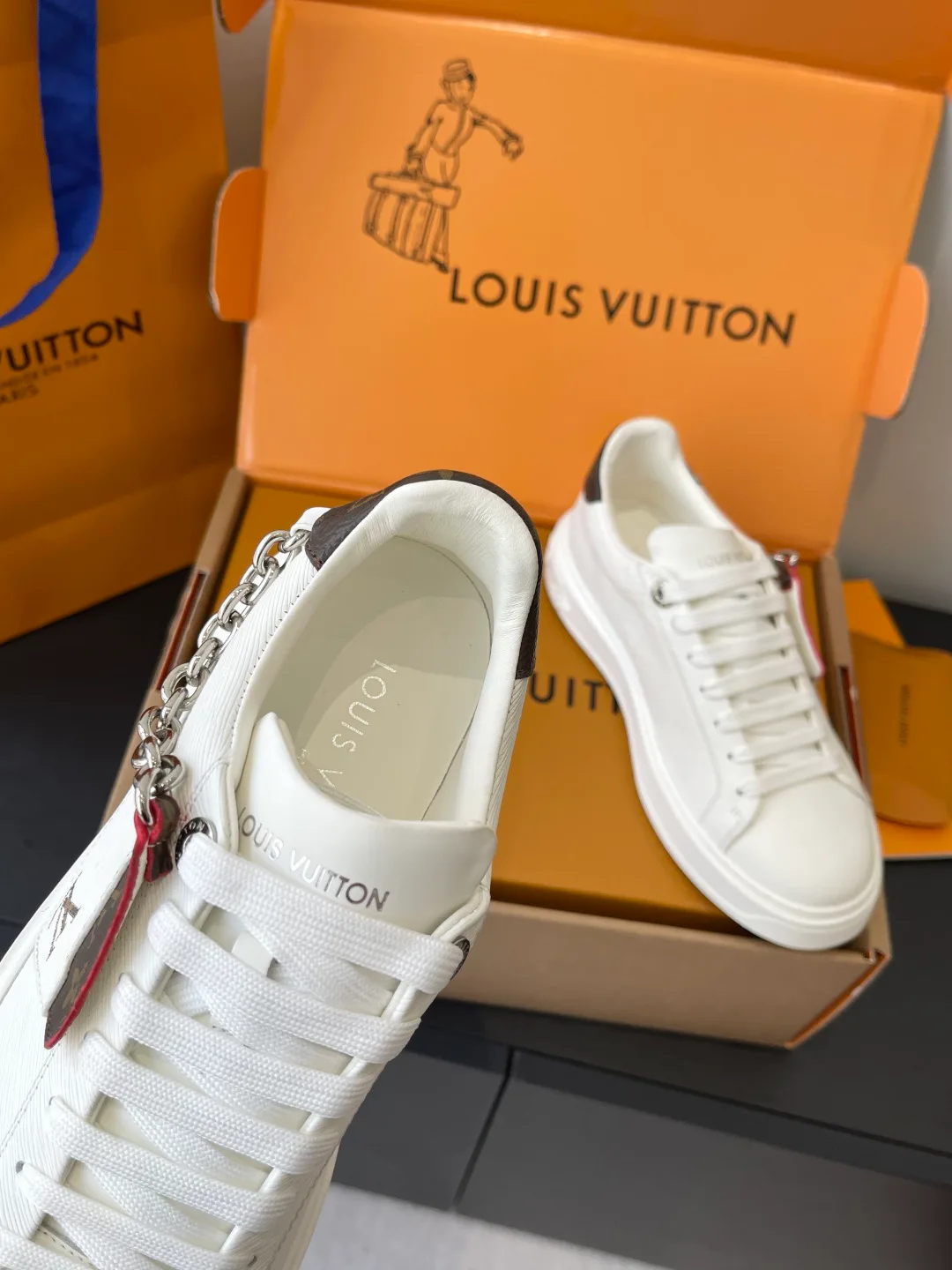 Кроссовки Женские Louis Vuitton 19613680