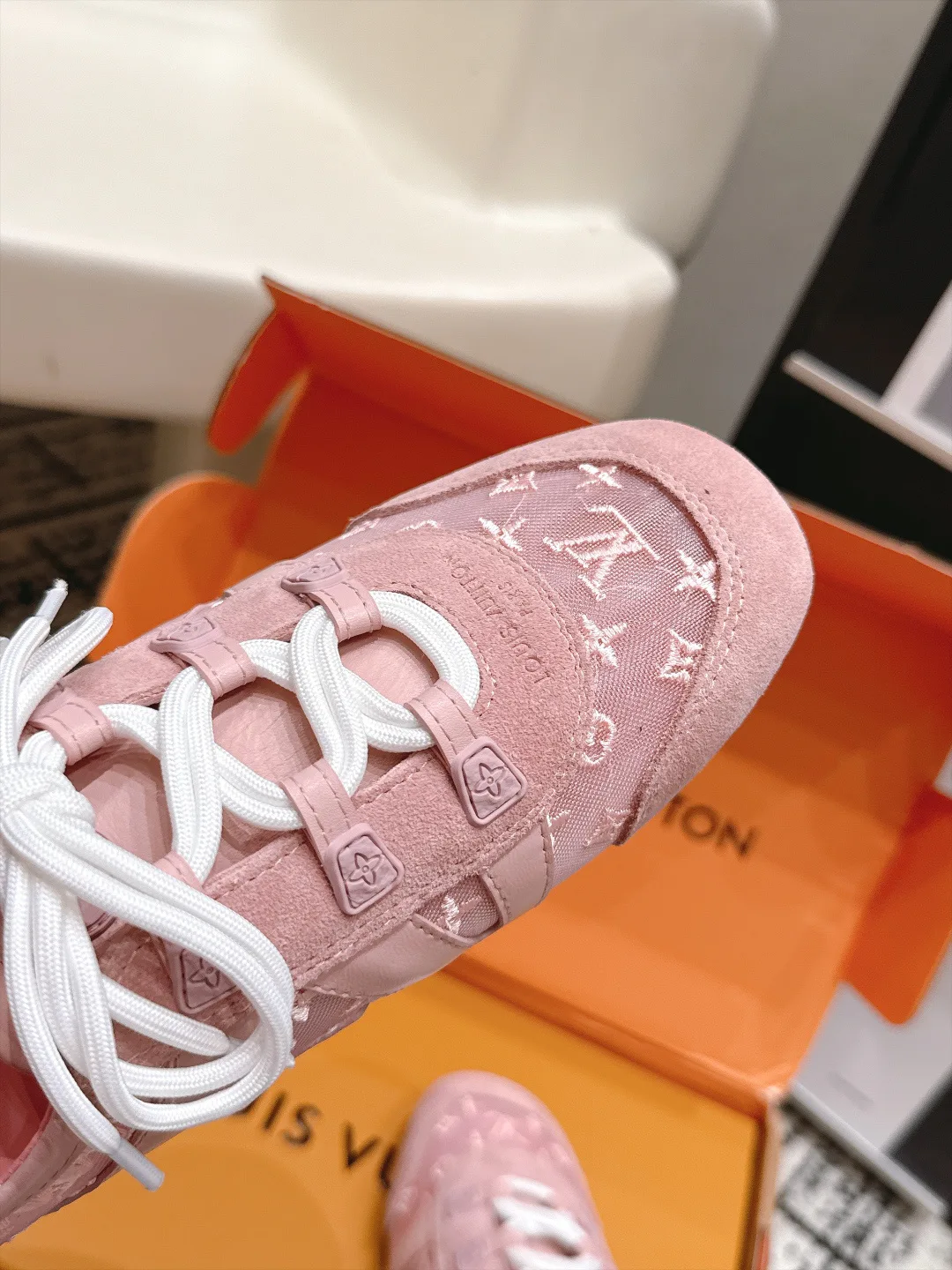 Кроссовки Женские Louis Vuitton 17978319