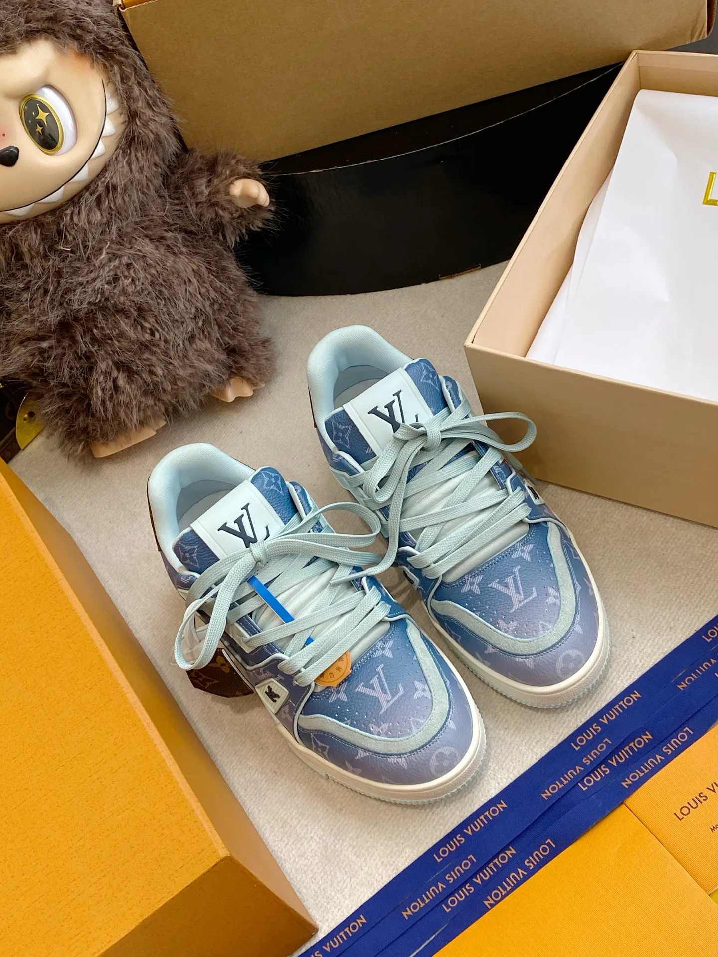 Кроссовки Женские Louis Vuitton 11679374