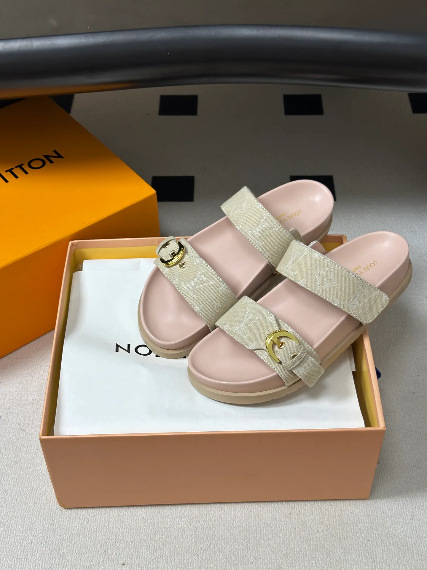 Шлепанцы Женские Louis Vuitton 18049598