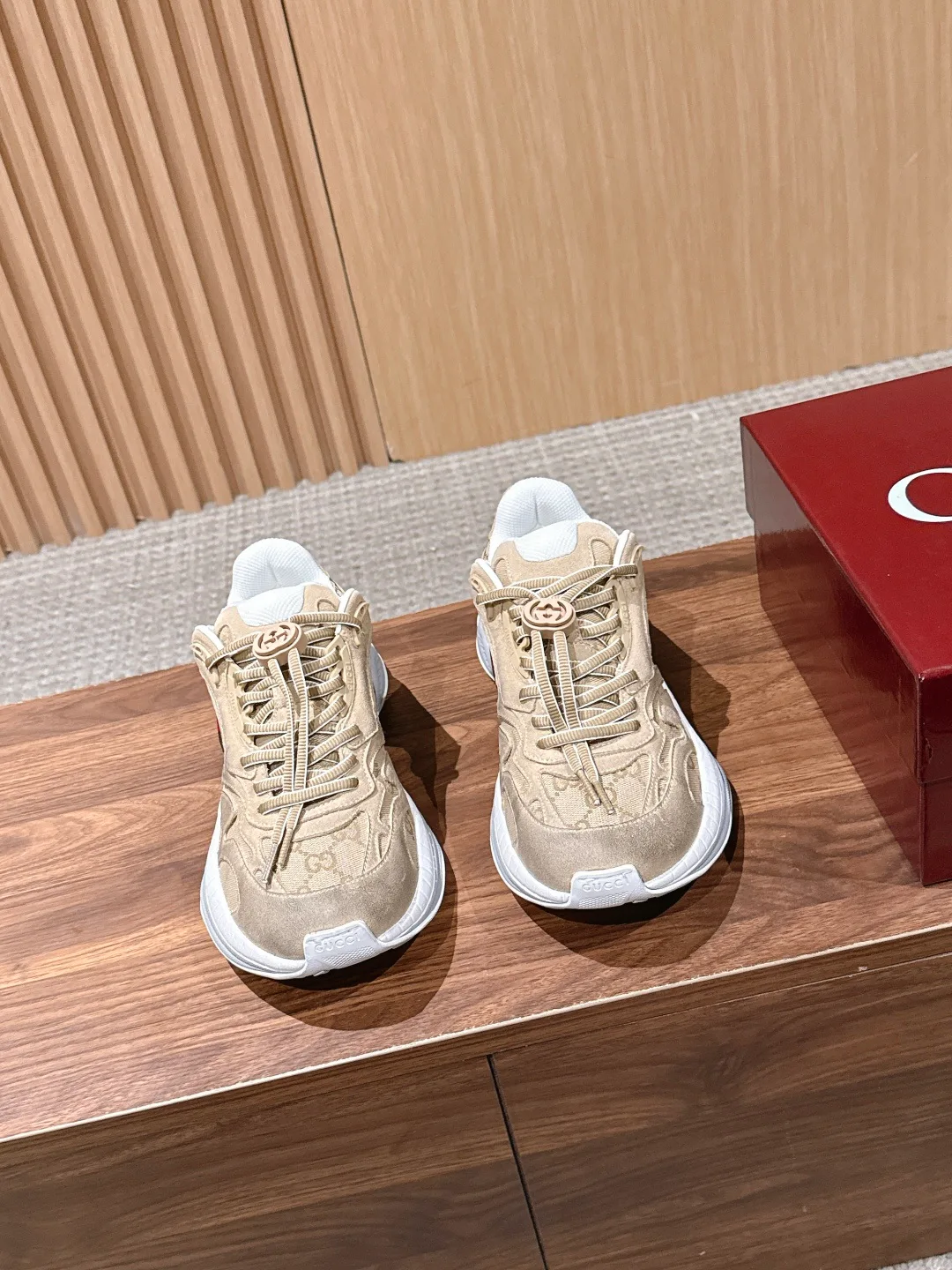 Кроссовки Женские Gucci 18889233