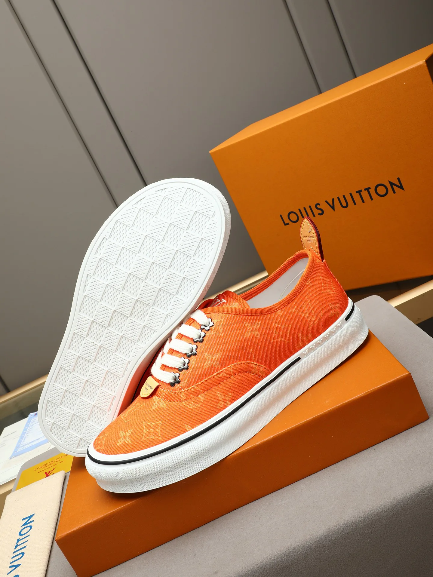 Кроссовки Женские Louis Vuitton 17947257