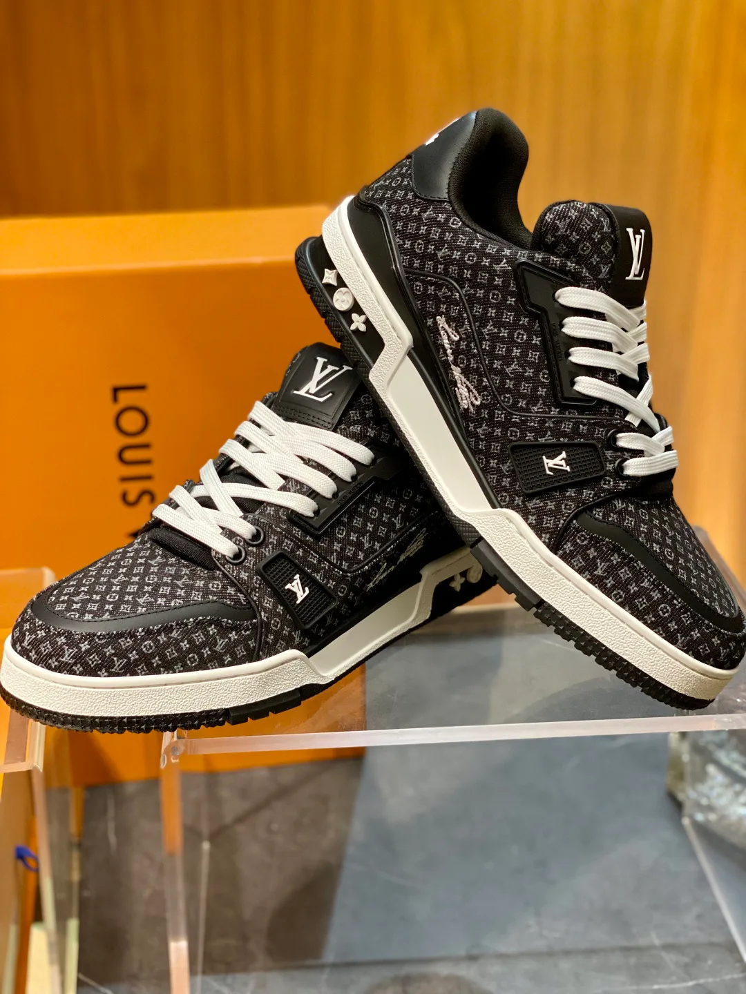 Кроссовки Мужские Louis Vuitton 18562062