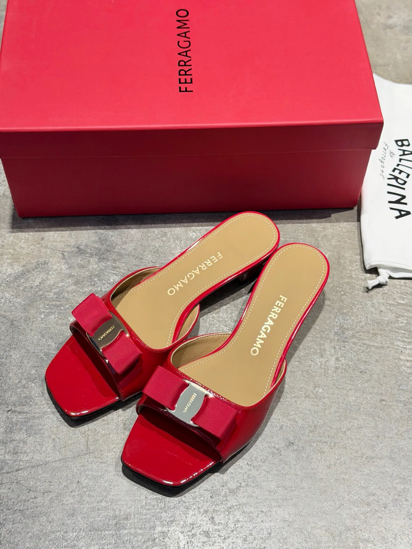 Босоножки Женские Salvatore Ferragamo 17642571