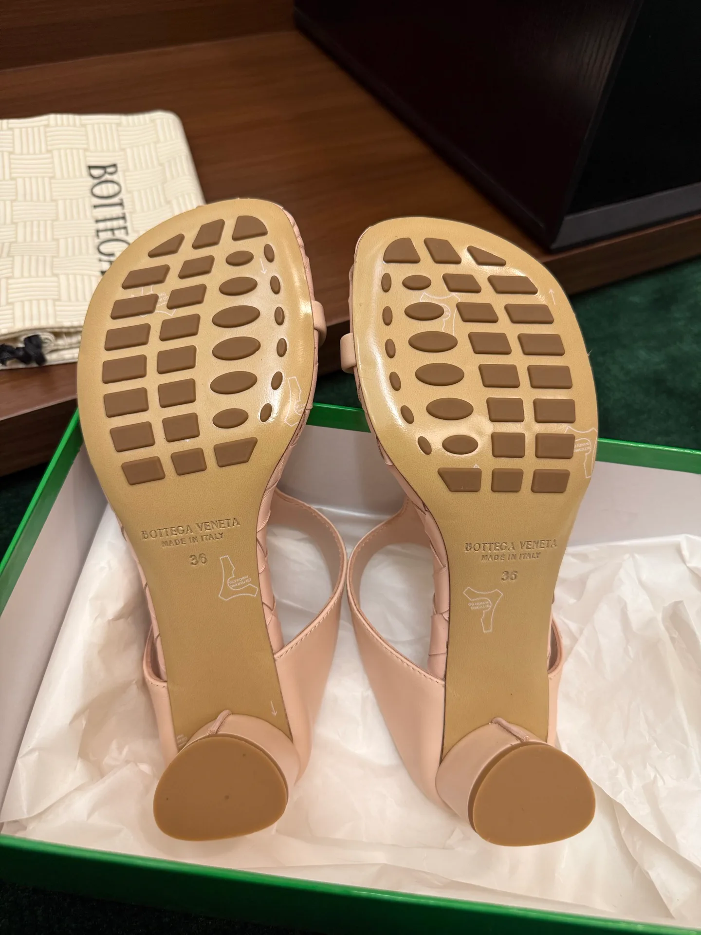 Шлепанцы Женские Bottega Veneta 17386153
