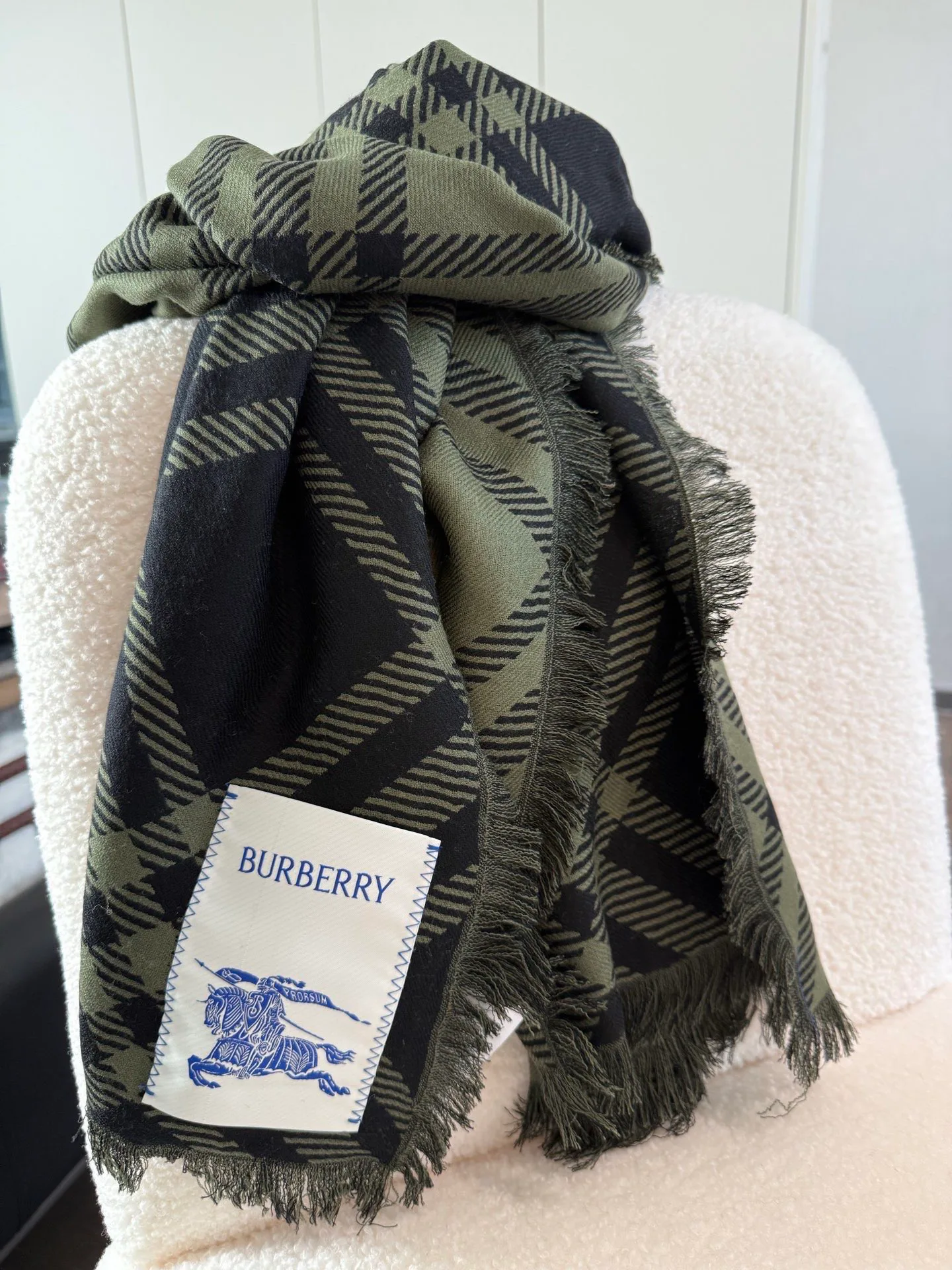 Шарфы Burberry 18627366