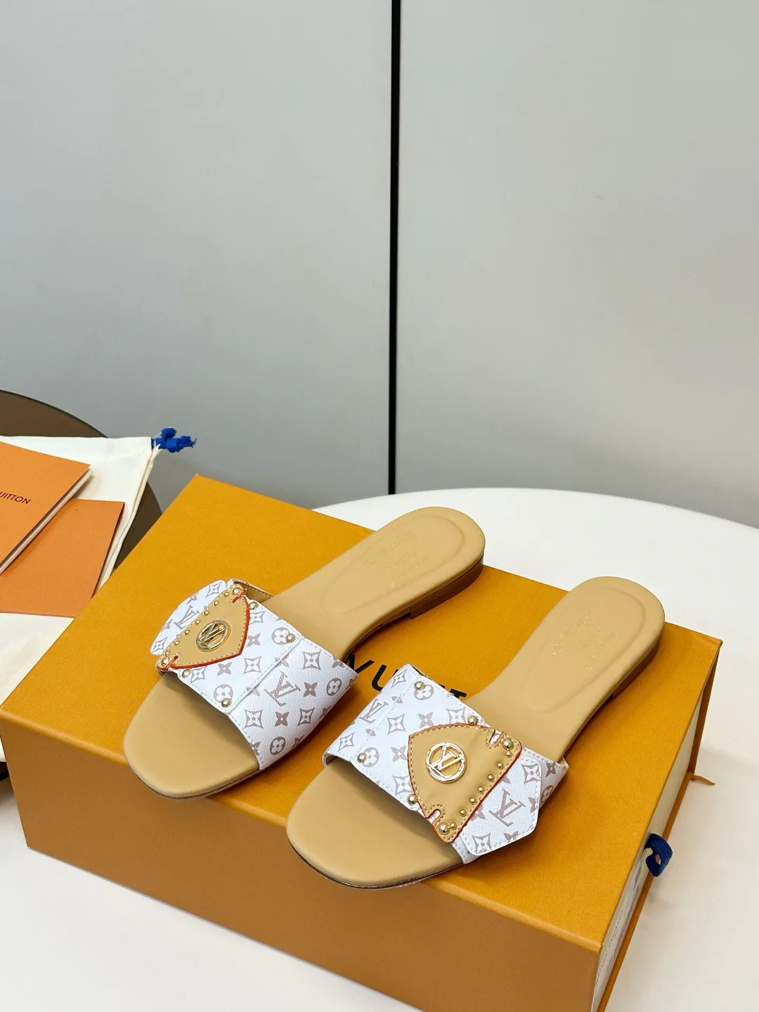 Шлепанцы Женские Louis Vuitton 12338561