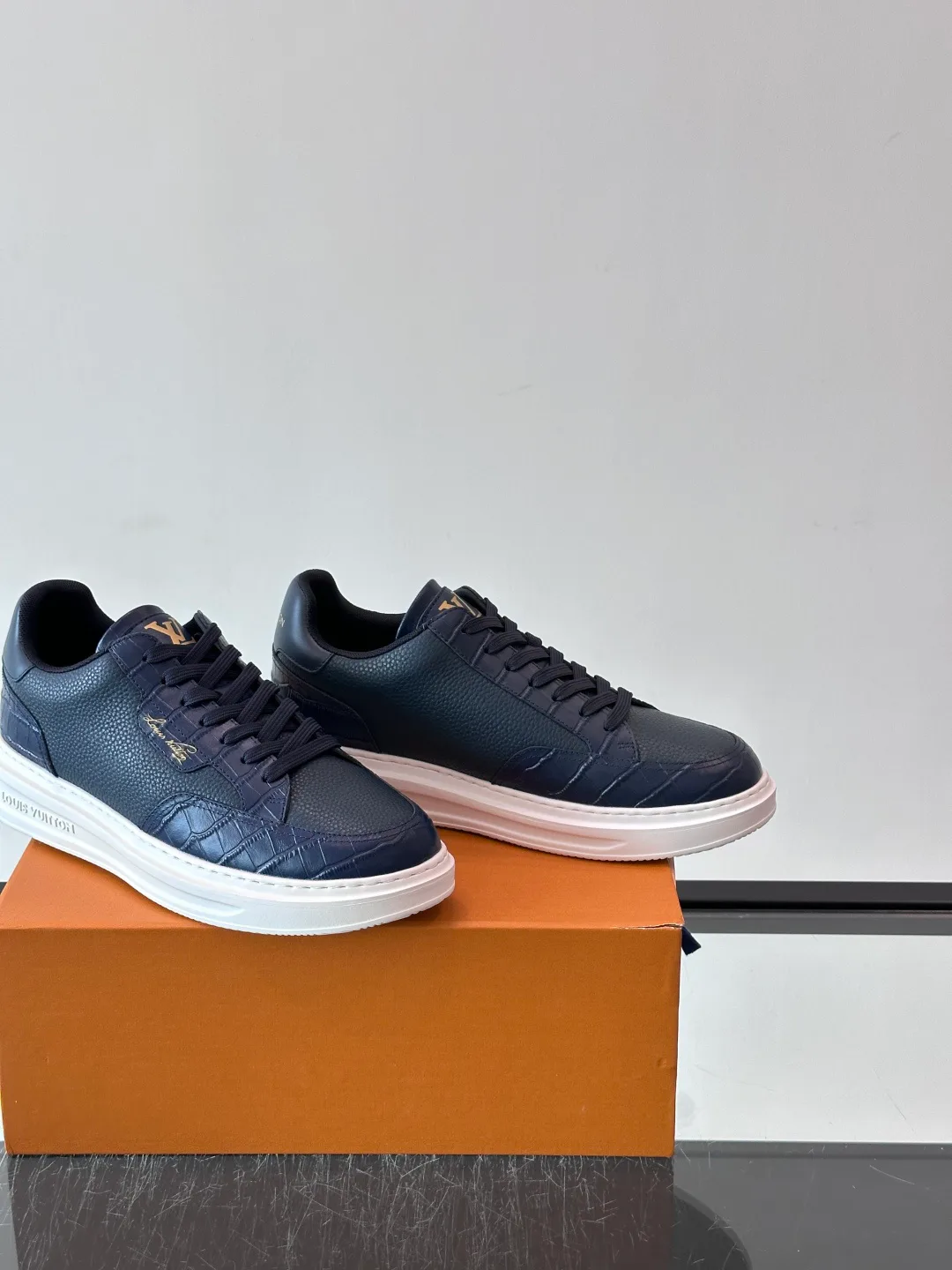 Кроссовки Женские Louis Vuitton 18400577