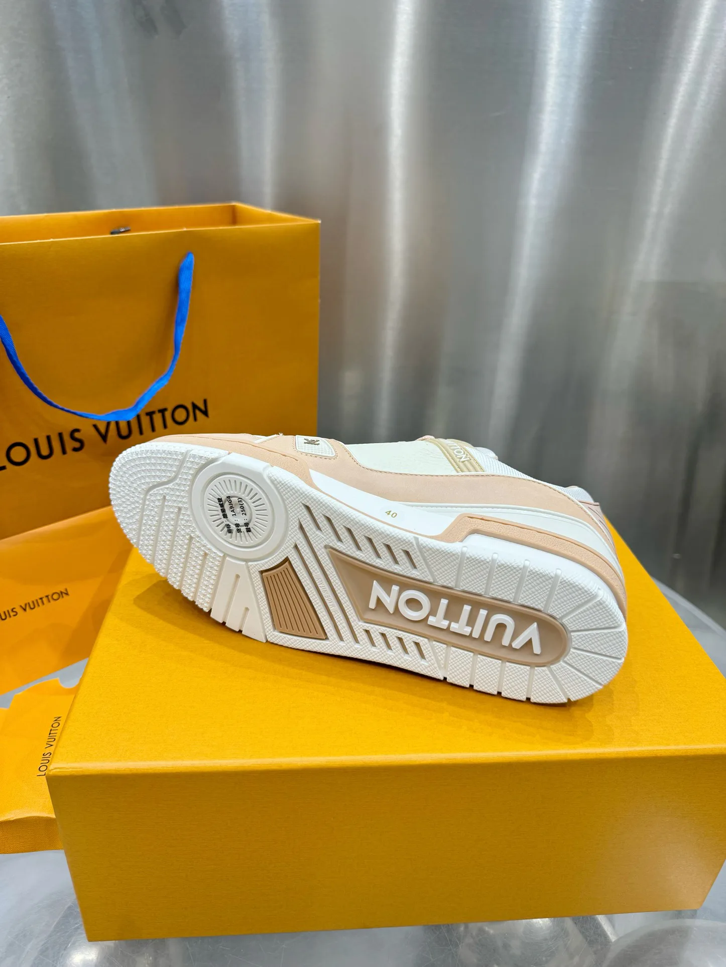 Кроссовки Женские Louis Vuitton 19073367
