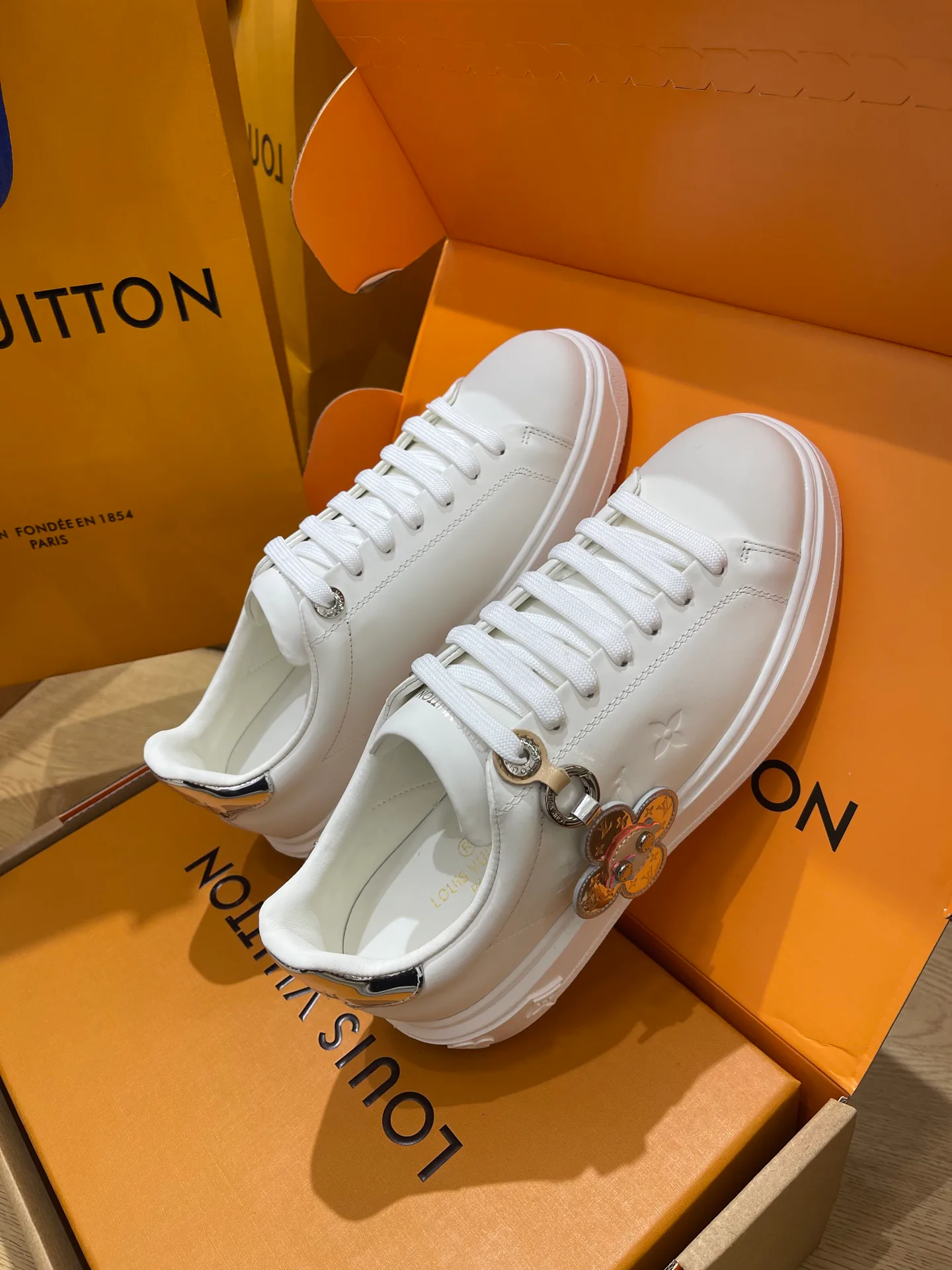 Кроссовки Женские Louis Vuitton 18080228