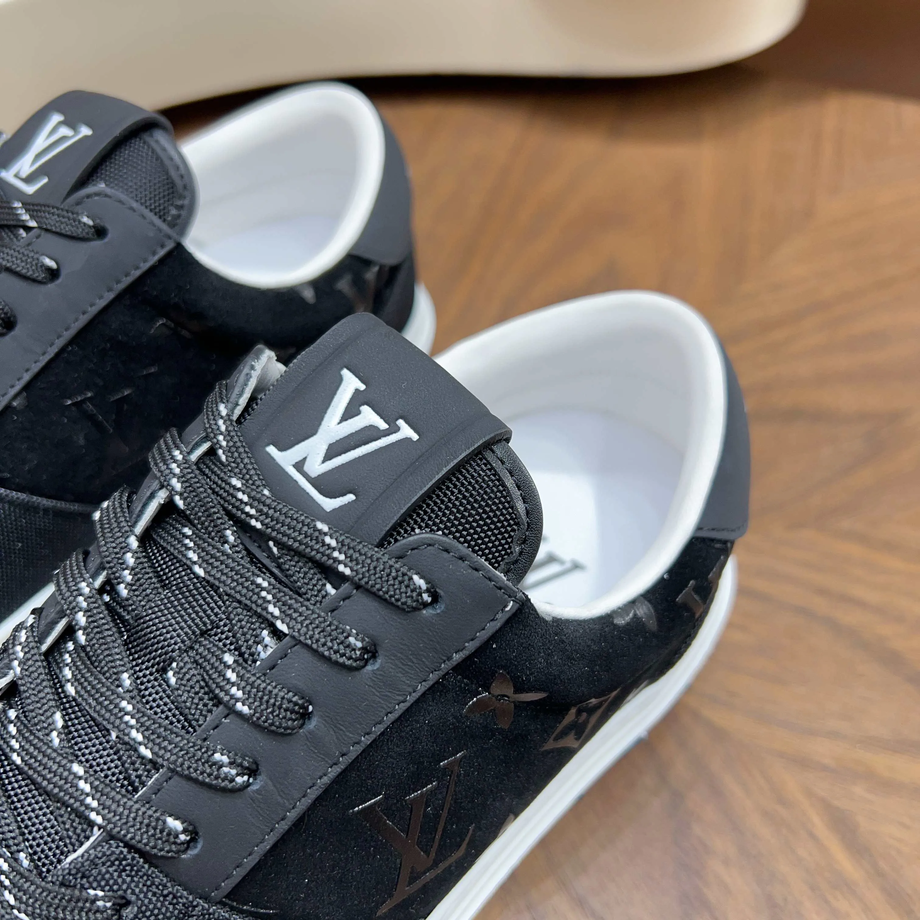 Кроссовки Мужские Louis Vuitton 18117093