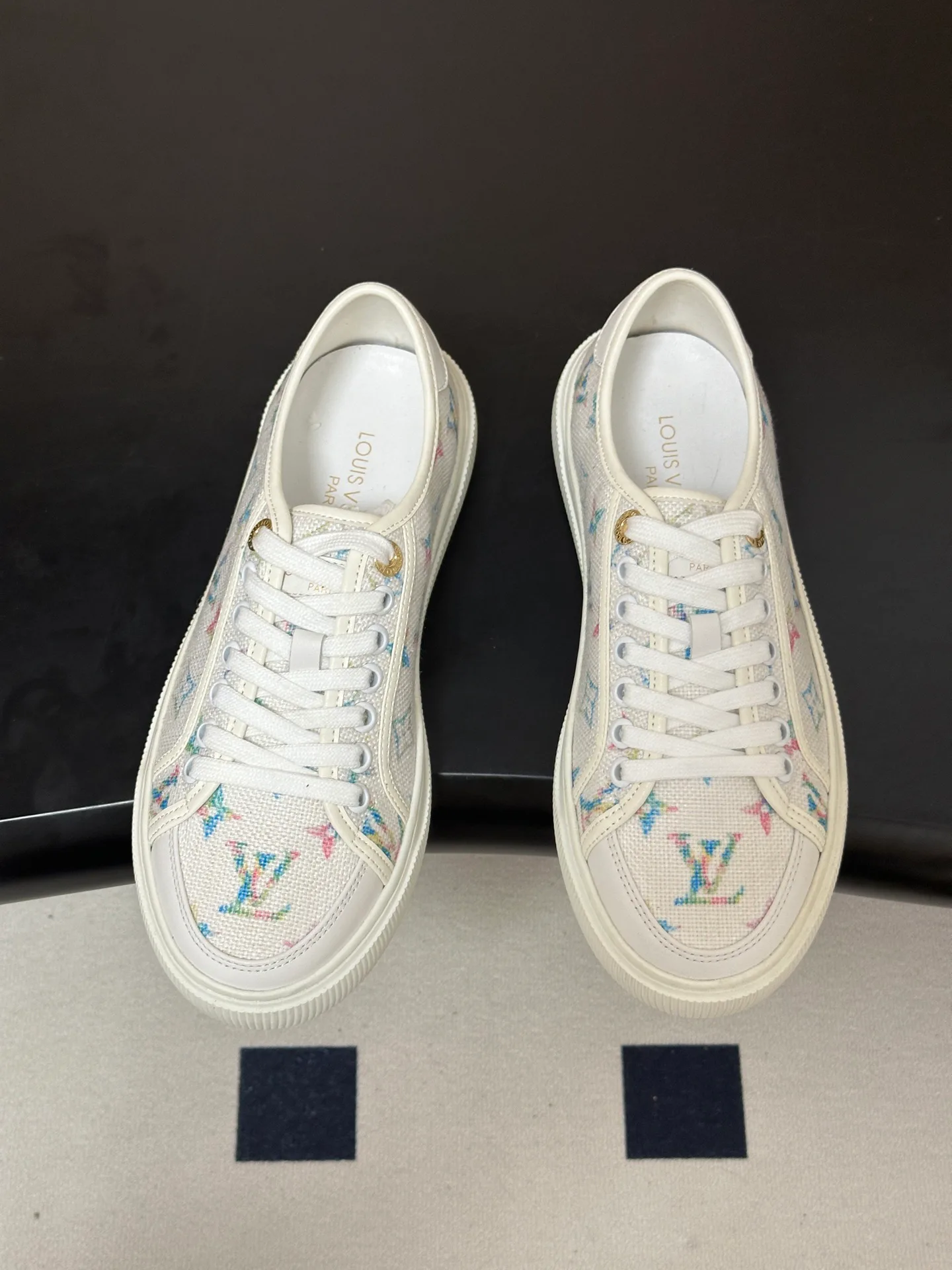 Кроссовки Женские Louis Vuitton 18340950