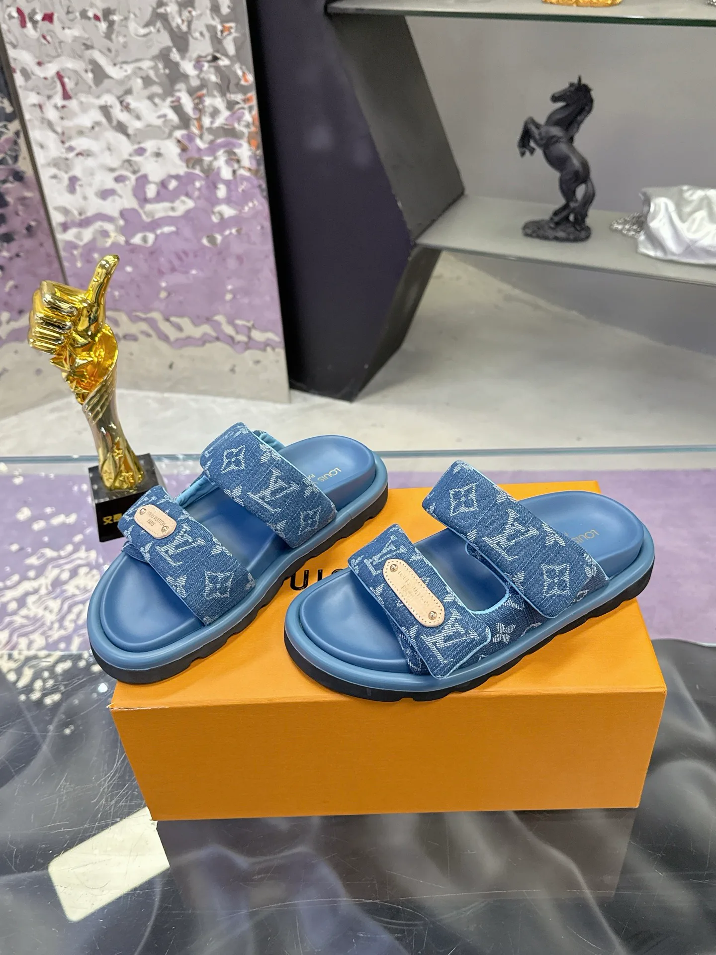 Шлепанцы Женские Louis Vuitton 17530463