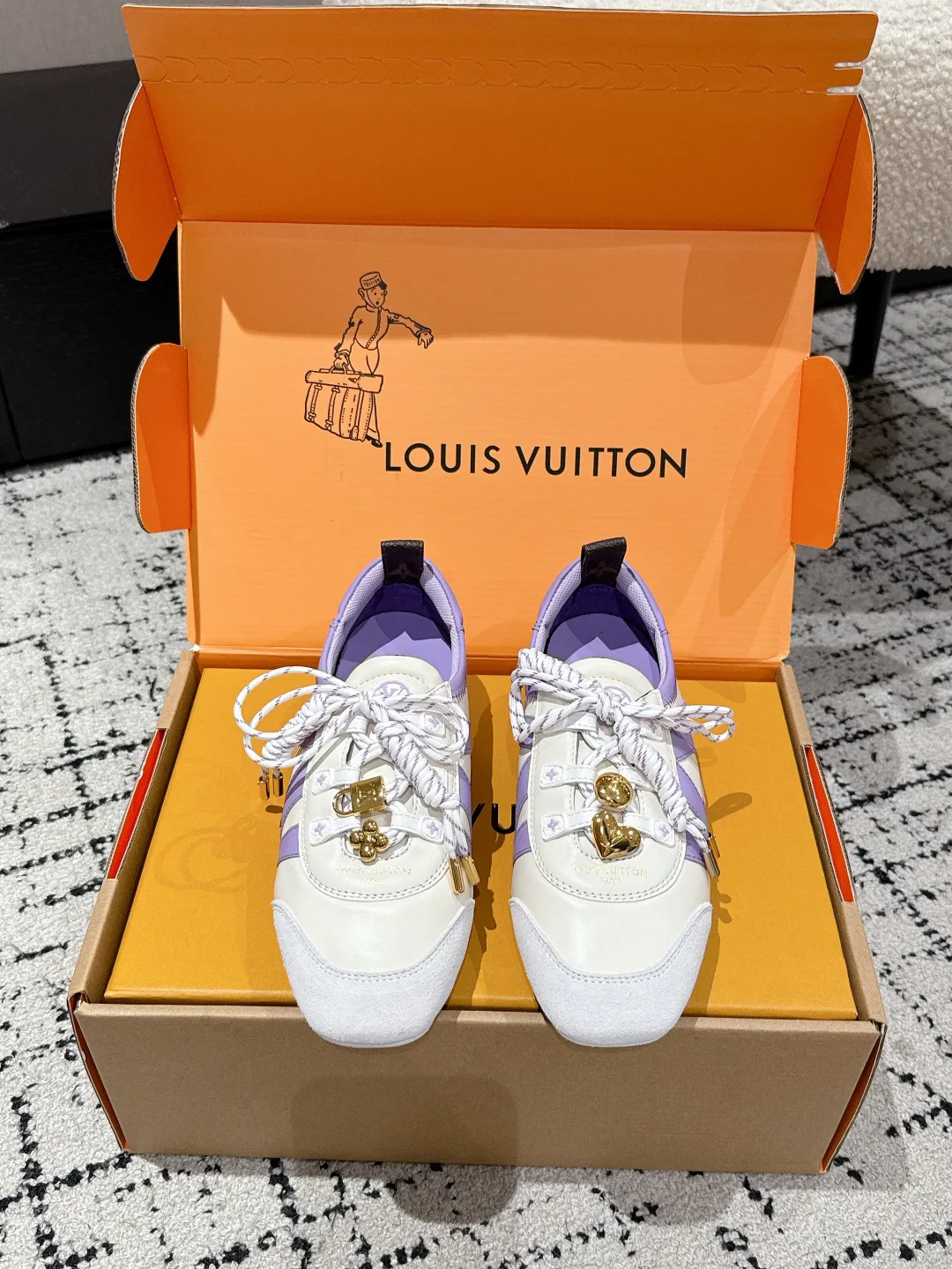 Кроссовки Женские Louis Vuitton 18409719
