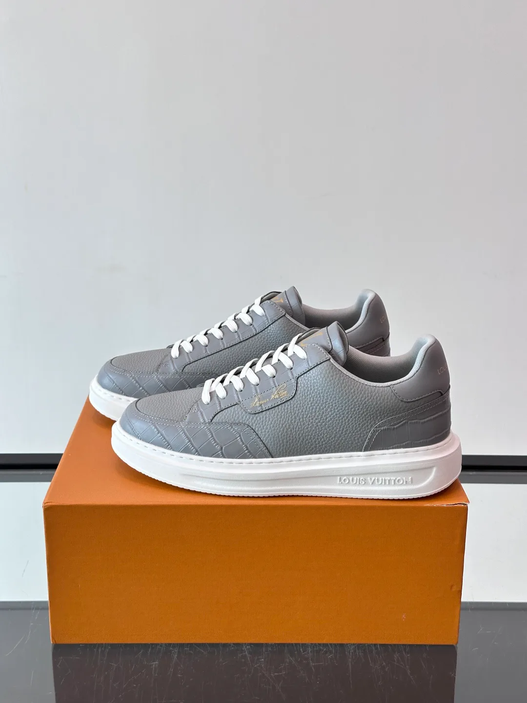 Кроссовки Женские Louis Vuitton 18400576