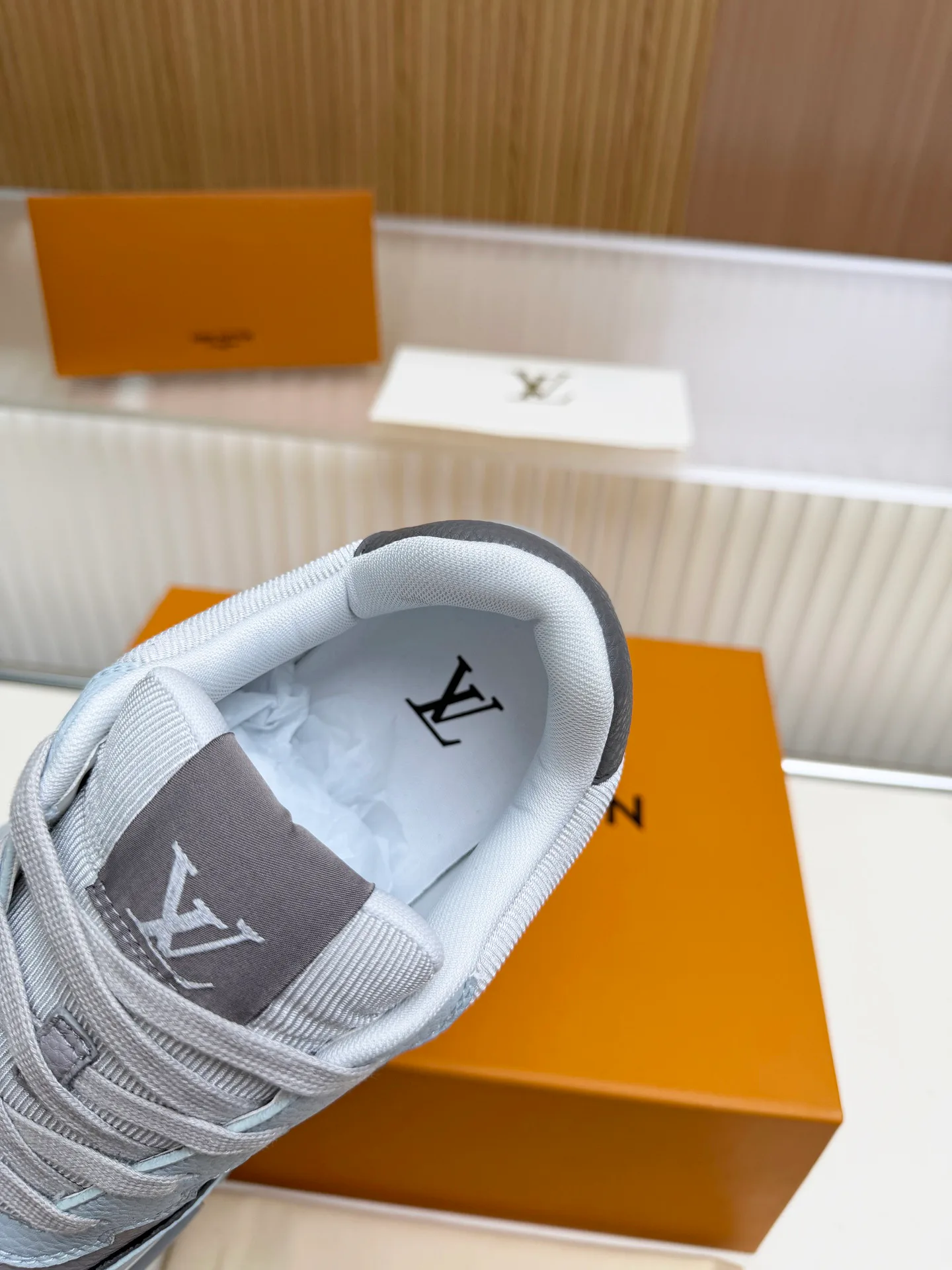 Кроссовки Женские Louis Vuitton 18212257