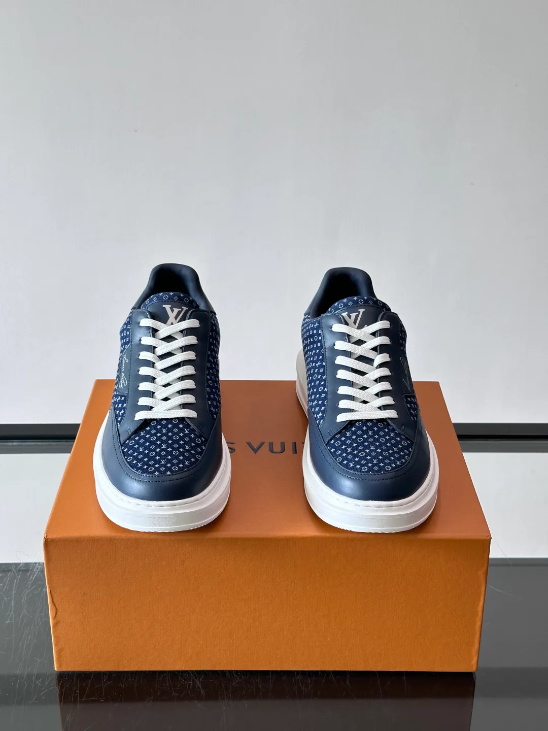 Кроссовки Женские Louis Vuitton 18119008