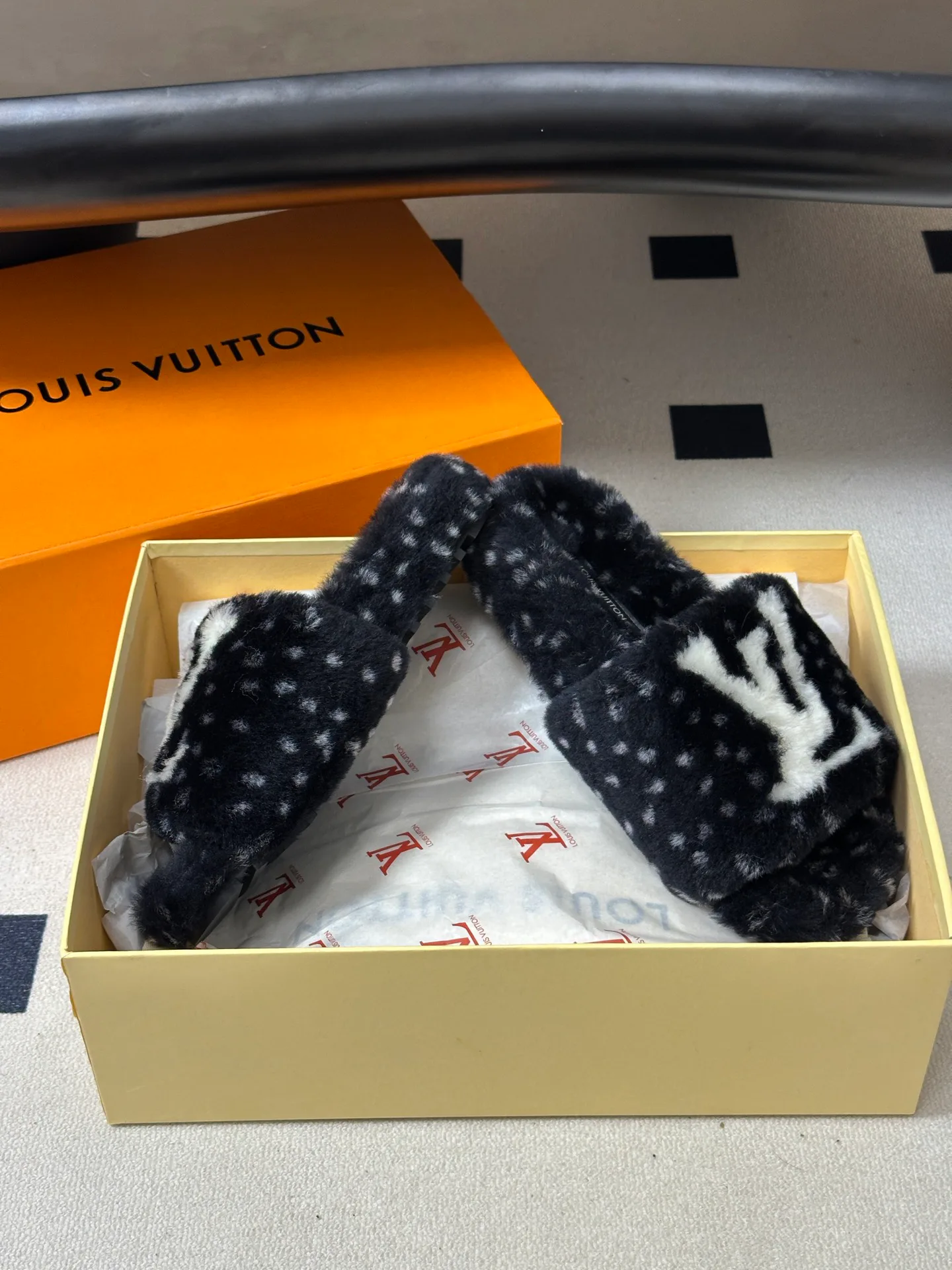Тапочки Женские Louis Vuitton 18980488