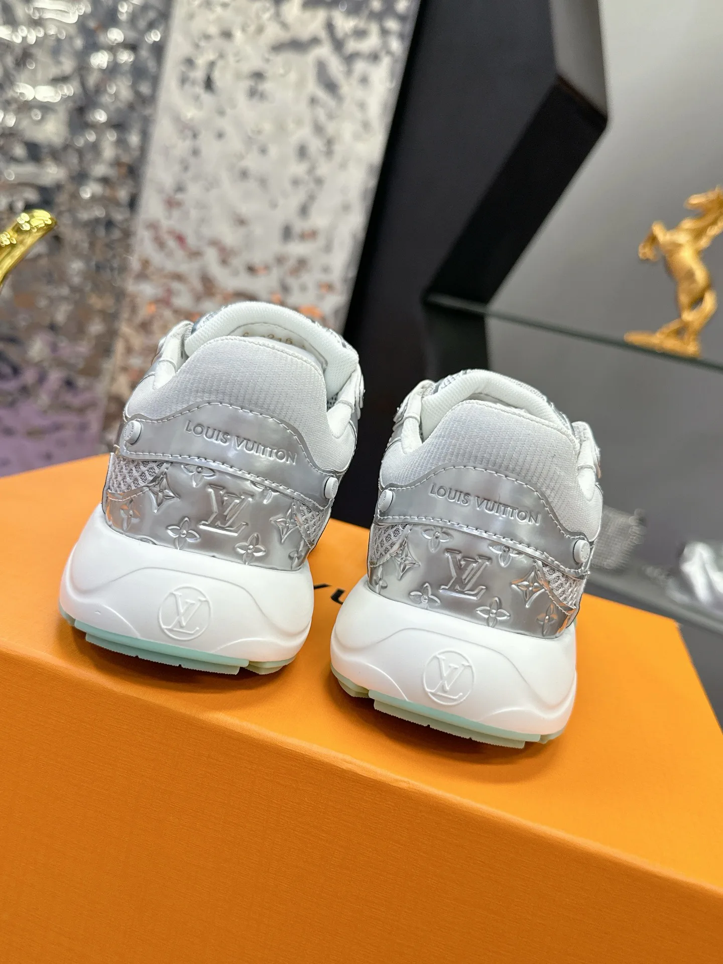 Кроссовки Женские Louis Vuitton 17530432