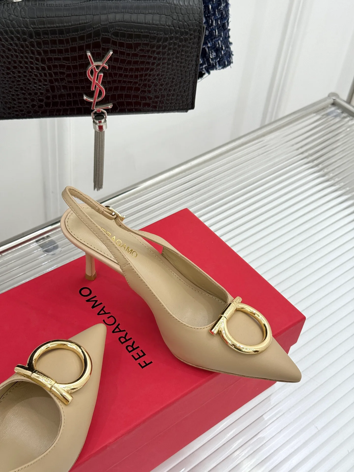 Босоножки Женские Salvatore Ferragamo 11312302