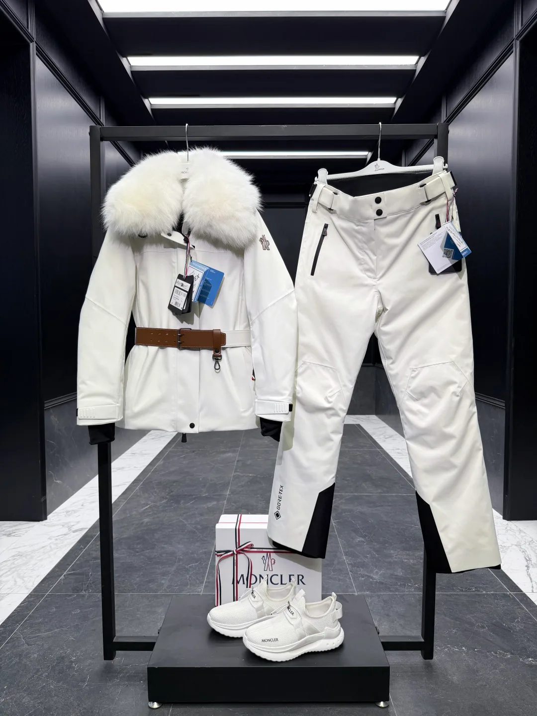 Куртки И Пуховики Женские Moncler 19336114