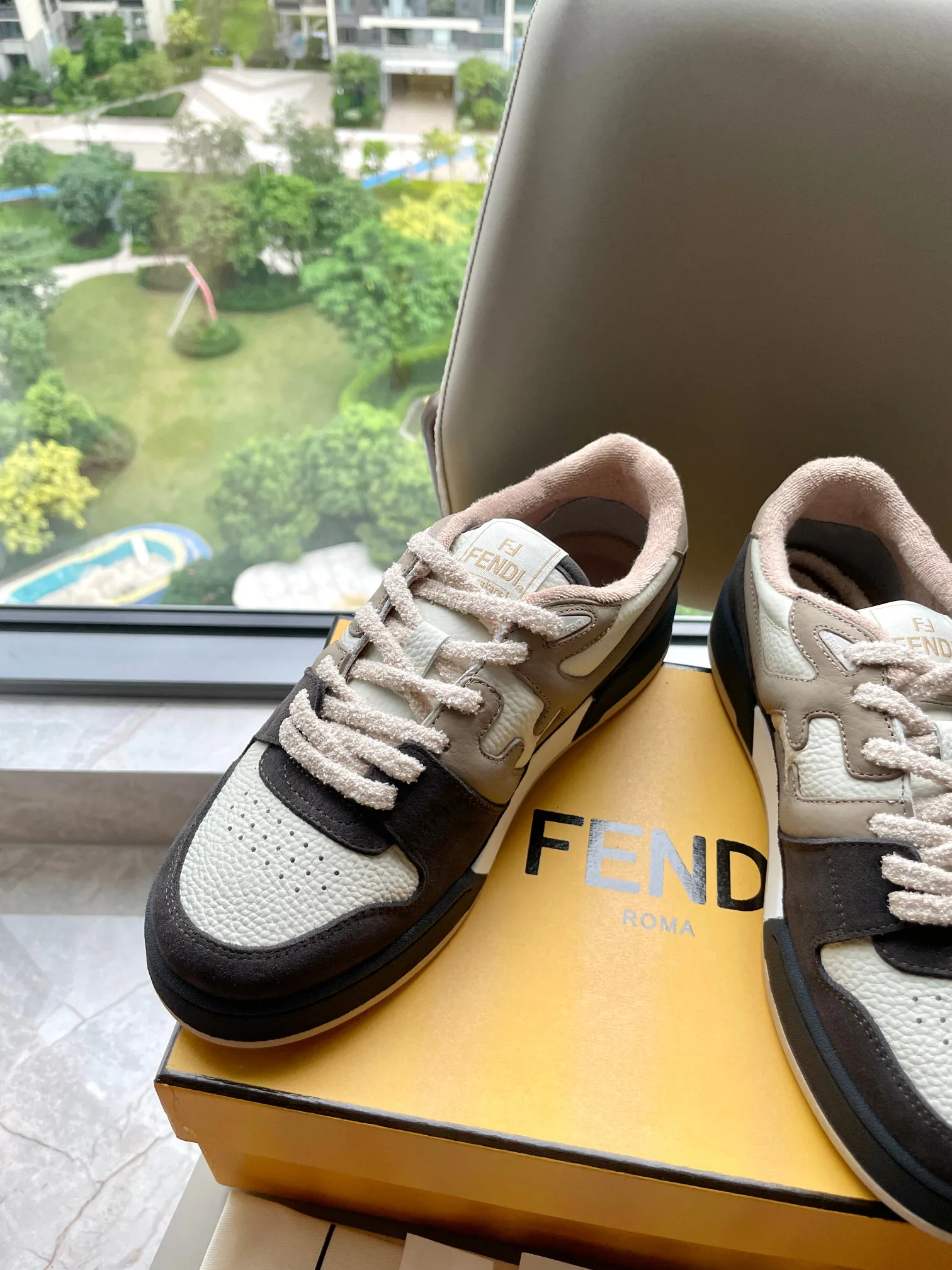 Кроссовки Женские Fendi 10822606