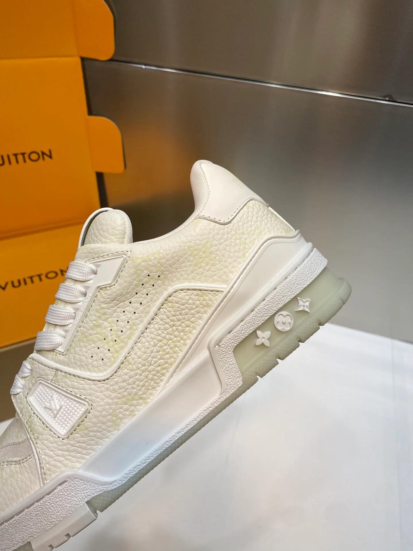 Кроссовки Женские Louis Vuitton 17969033