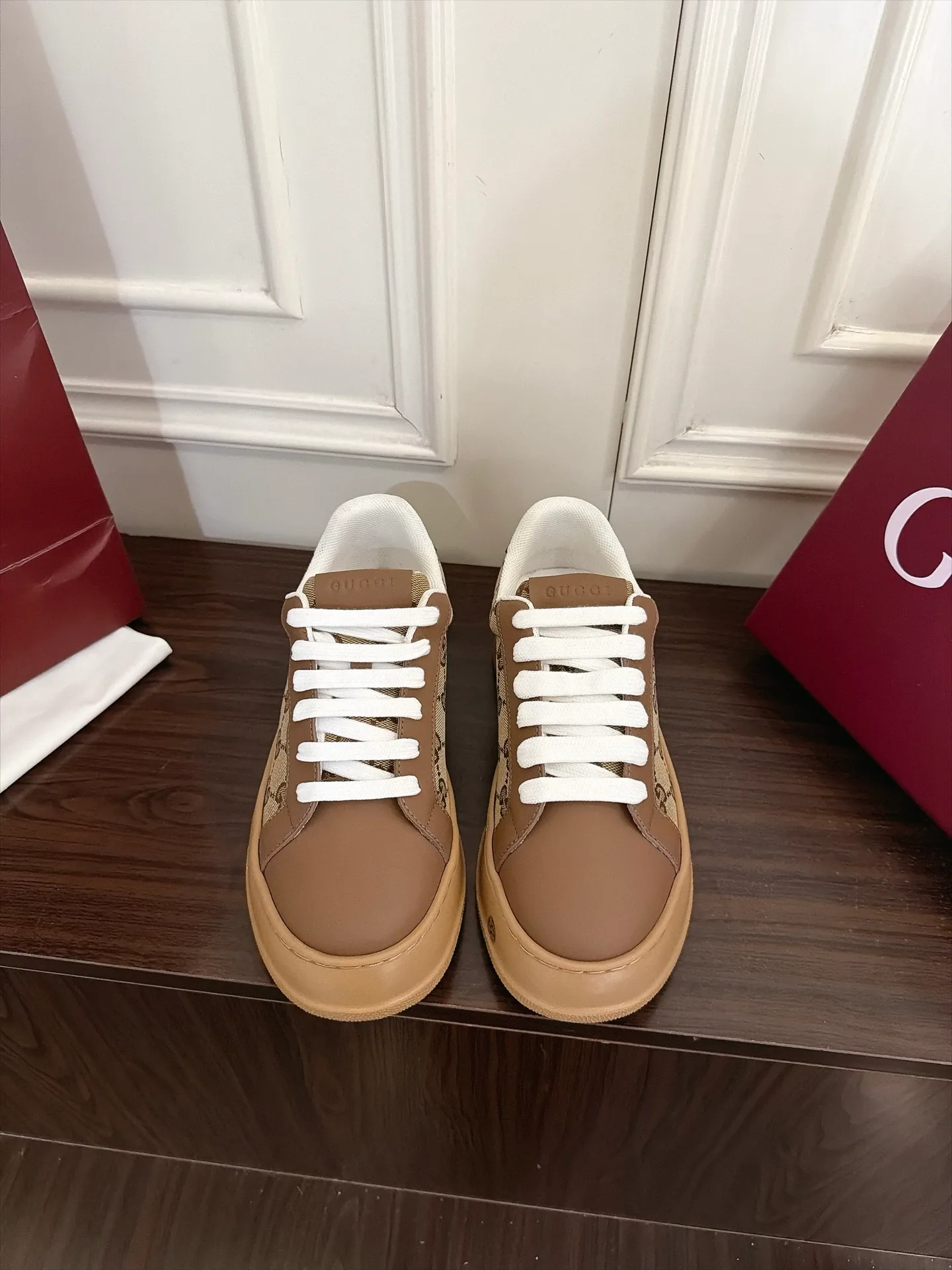 Кроссовки Женские Gucci 18889320
