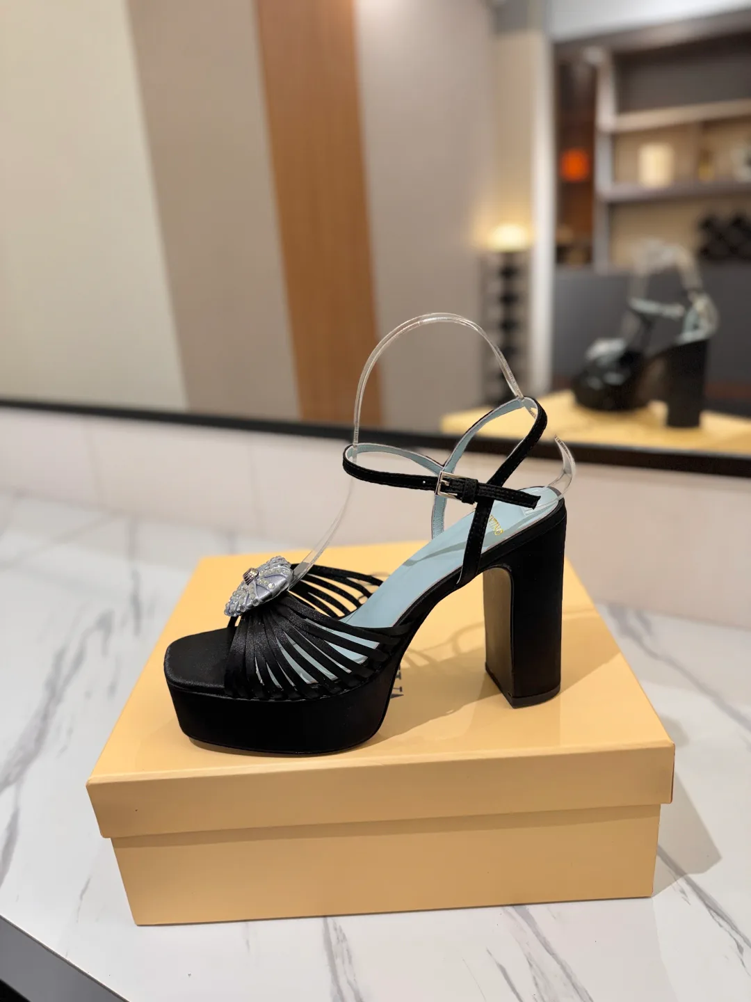 Босоножки Женские Valentino 18134893