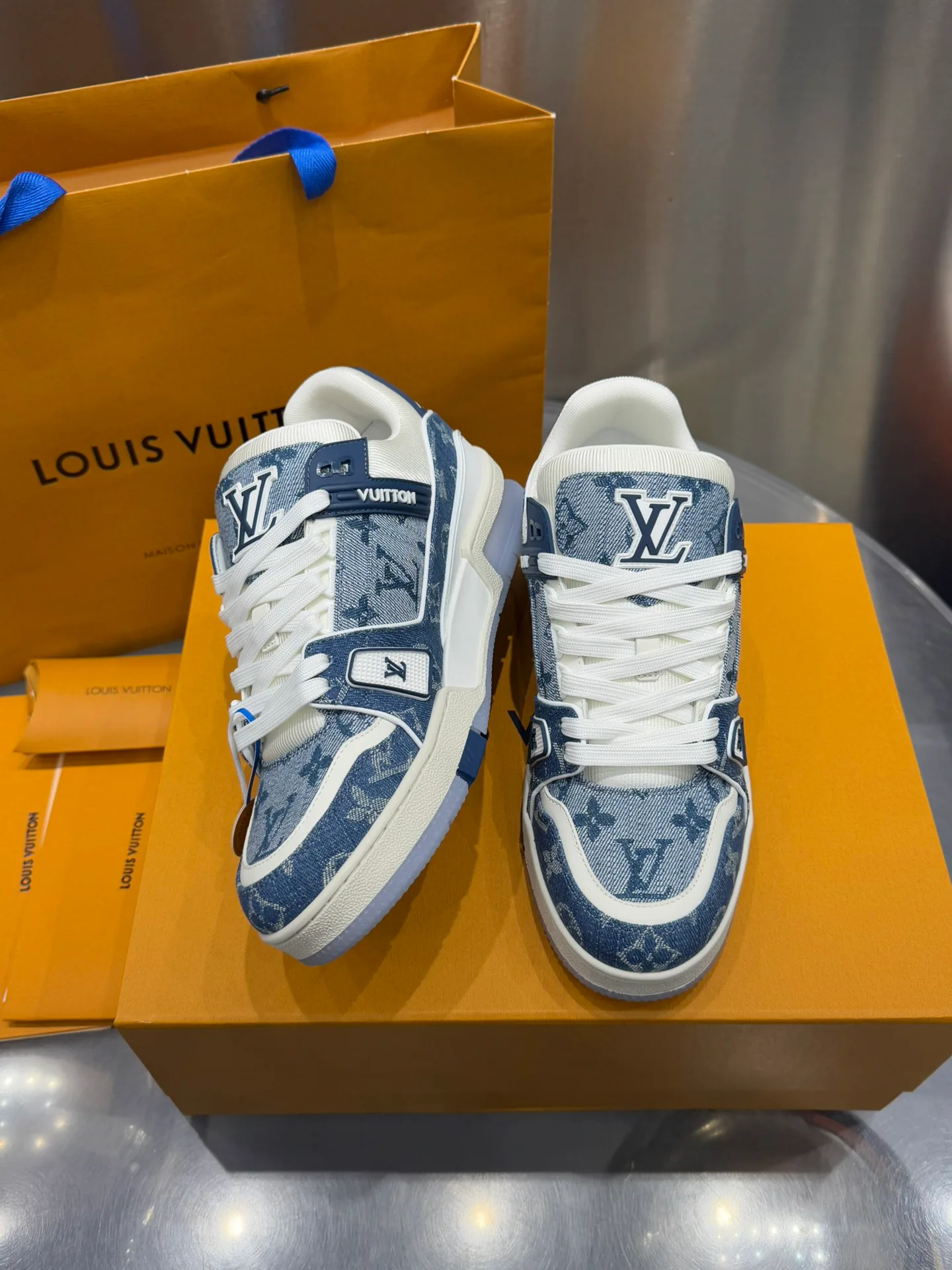 Кроссовки Женские Louis Vuitton 19073355