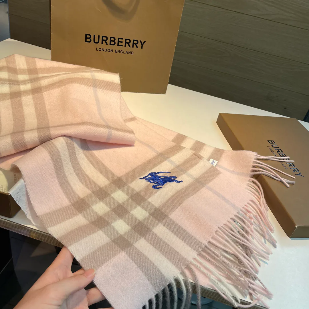 Шарфы Burberry 18449890