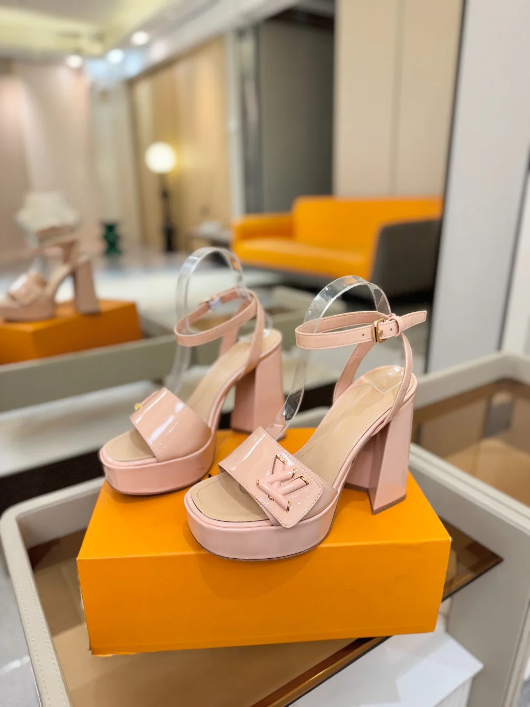Босоножки Женские Louis Vuitton 17946857