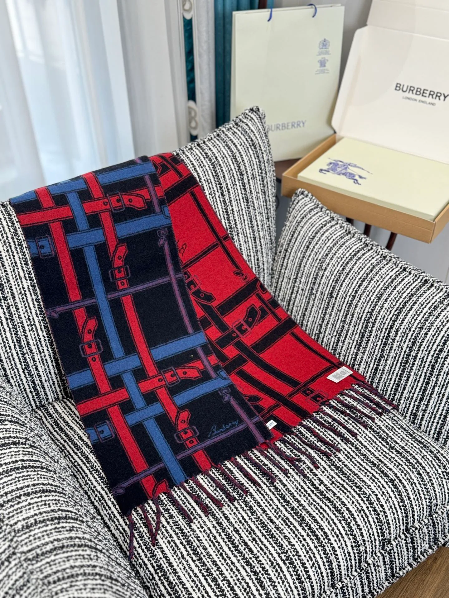 Шарфы Burberry 18523940