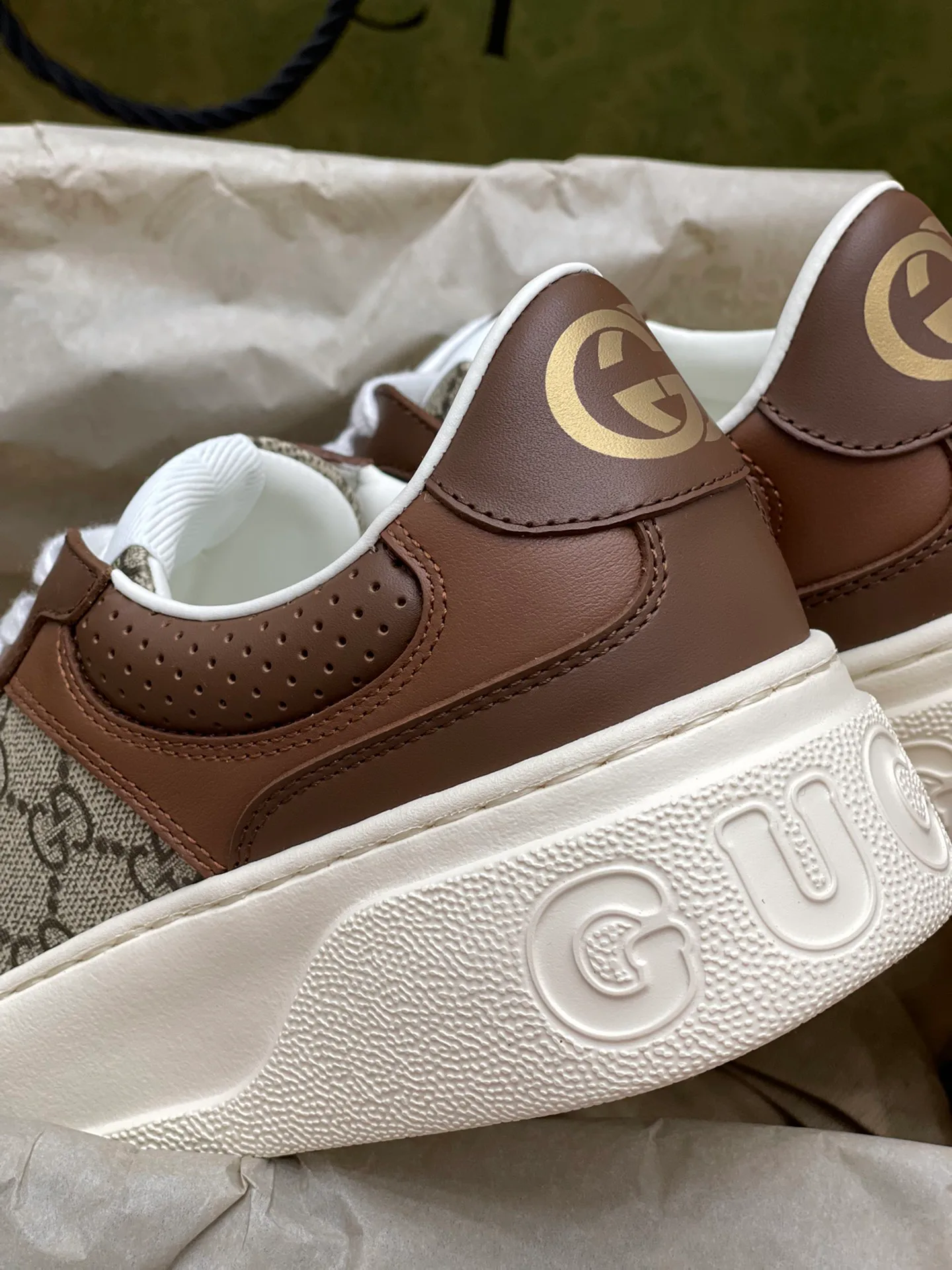 Кроссовки Женские Gucci 18995328