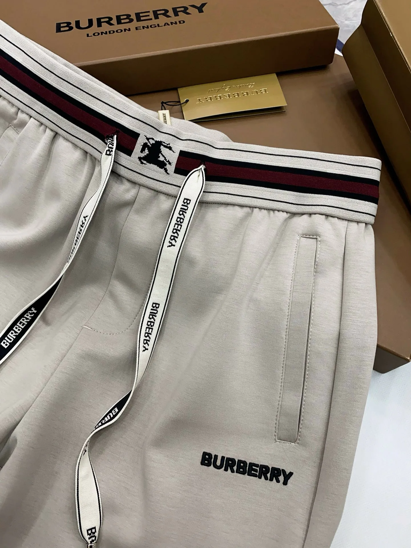 Брюки Мужские Burberry 13441682