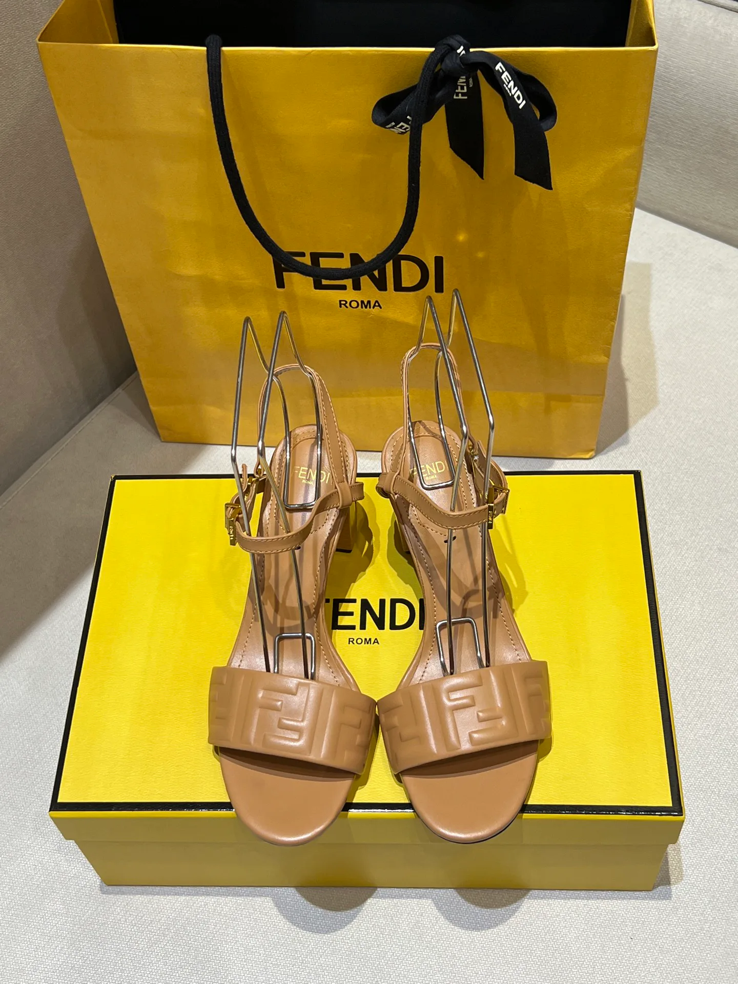 Босоножки Женские Fendi 17144233