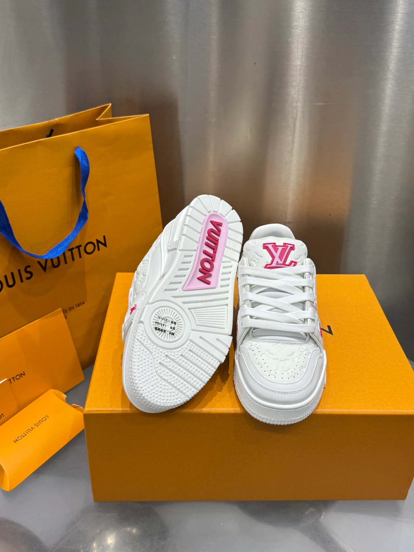 Кроссовки Женские Louis Vuitton 19073336