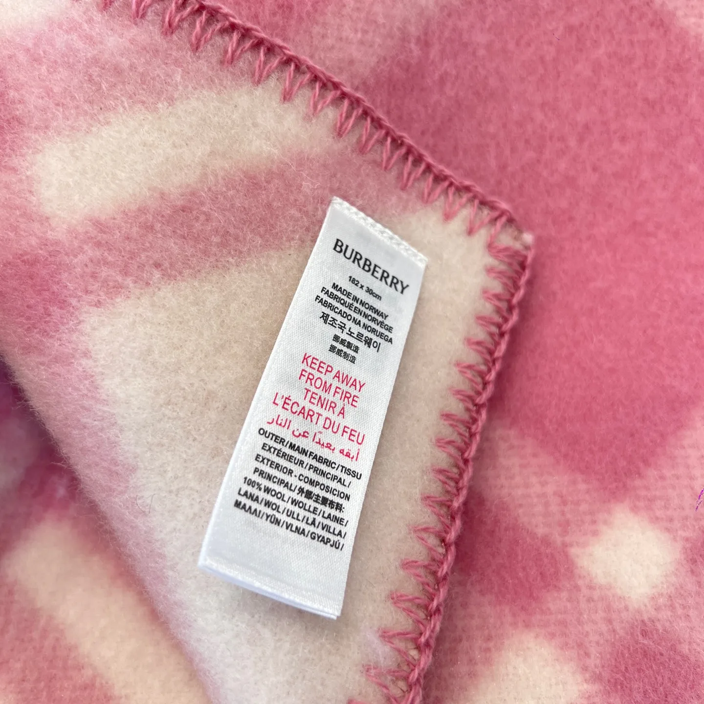 Шарфы Burberry 17945208