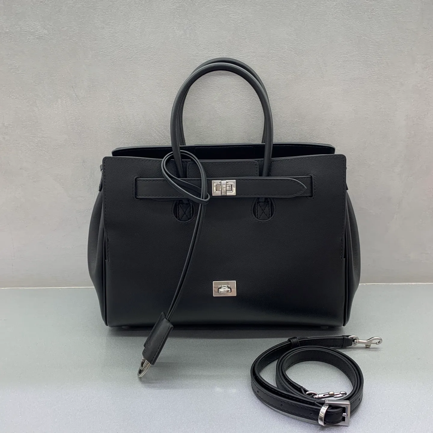 Классические Сумки Женские Balenciaga 18205722