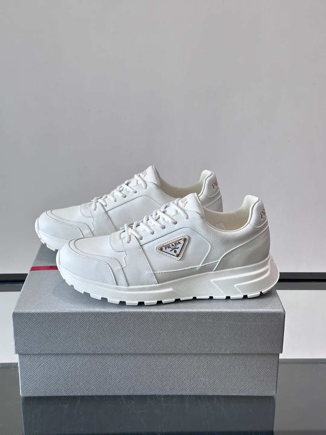 Кроссовки Женские Prada 18102658