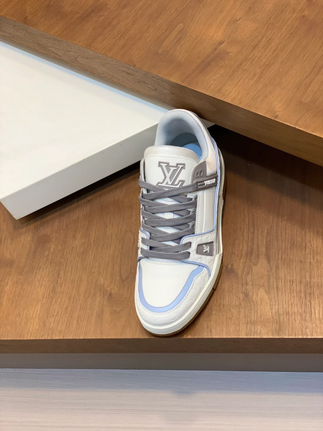 Кроссовки Женские Louis Vuitton 18100327
