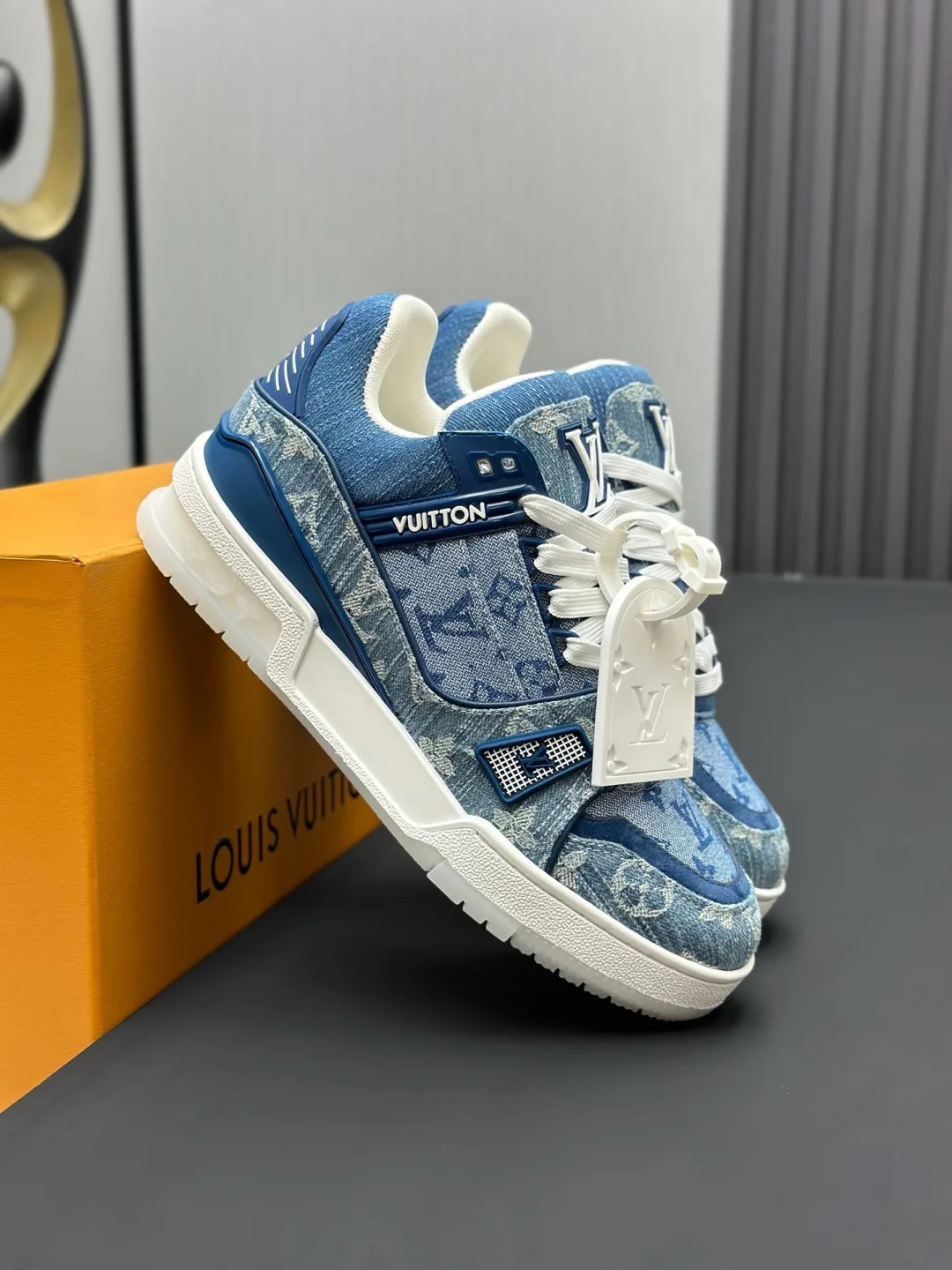Кроссовки Женские Louis Vuitton 18011532