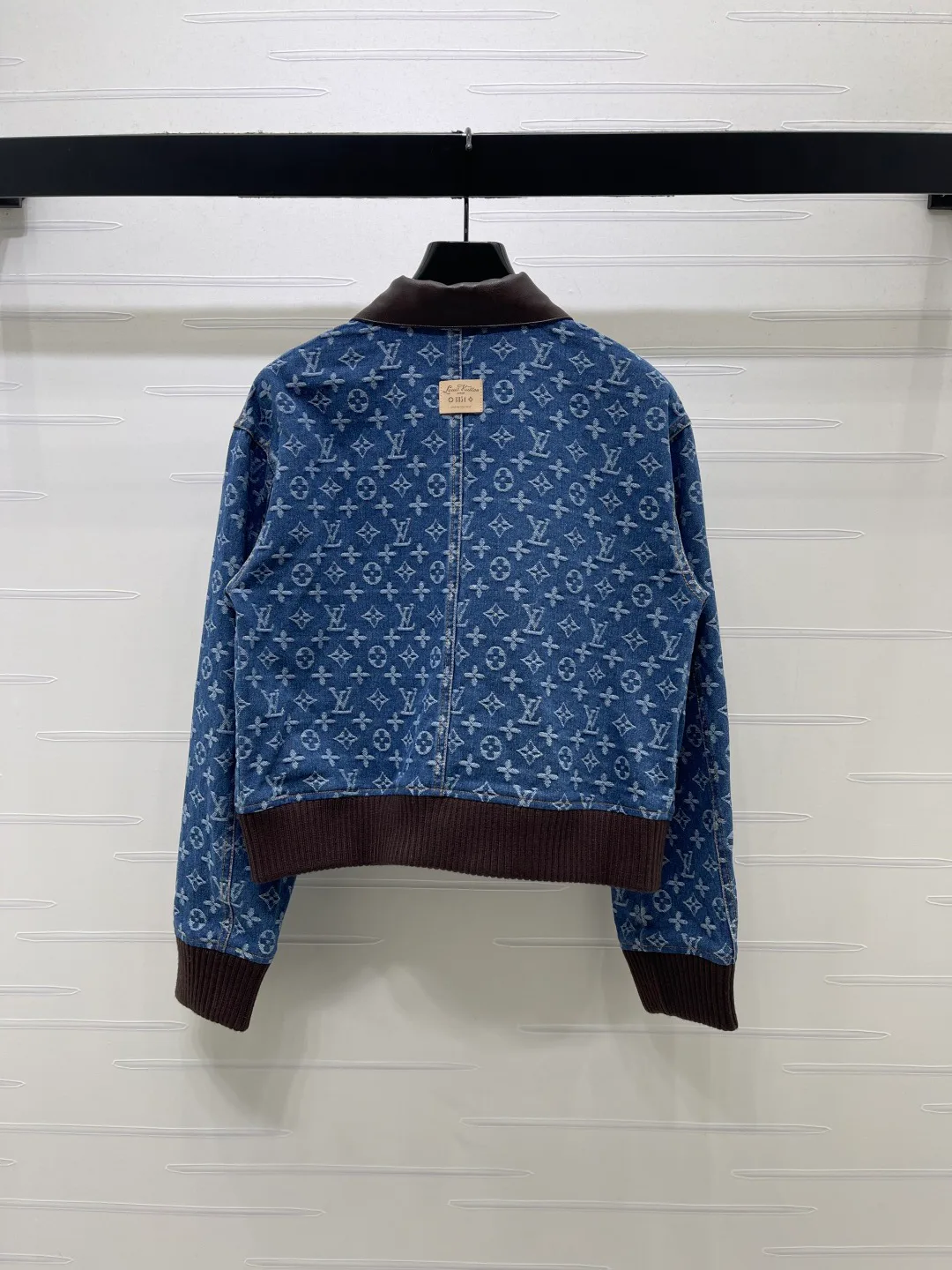Куртки И Пуховики Женские Louis Vuitton 18437137