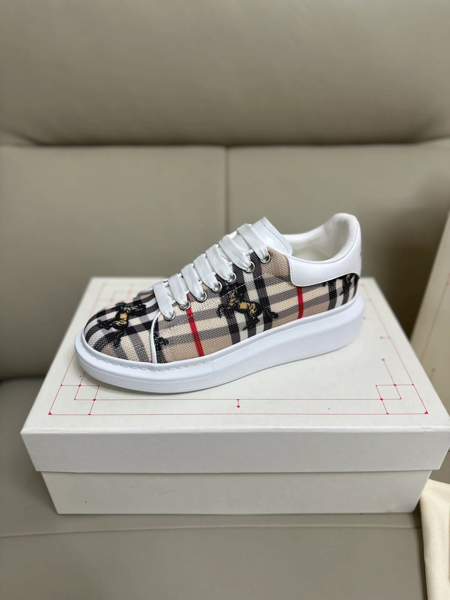 Кроссовки Женские Alexander Mcqueen 18616719