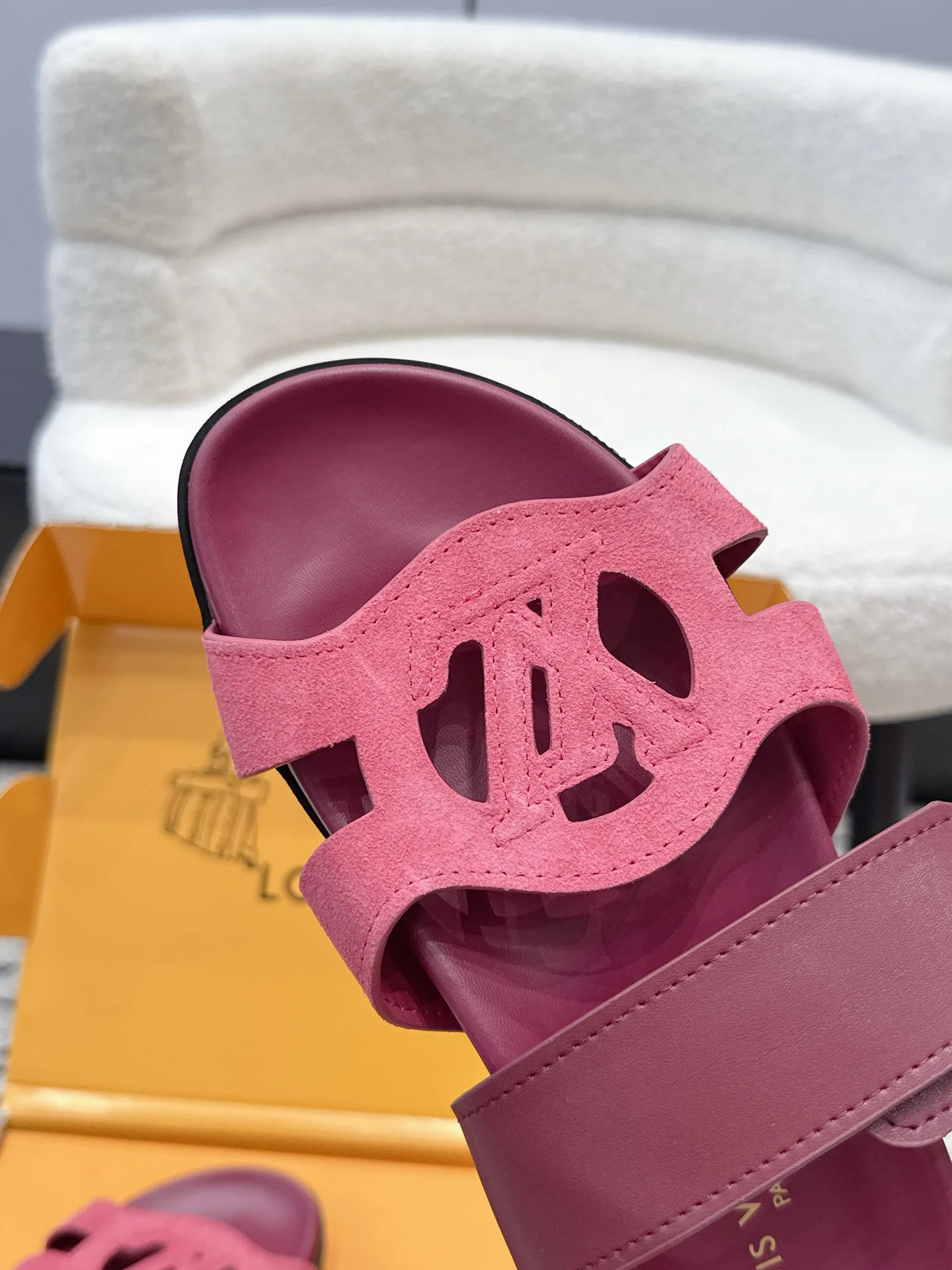 Шлепанцы Женские Louis Vuitton 17522788